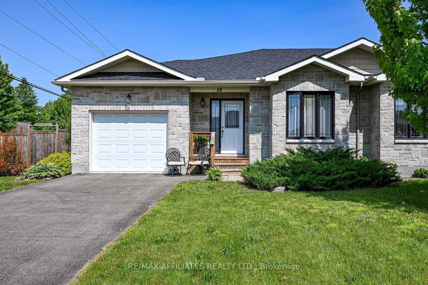 Photo 3 of 28 Lee Avenue, Smiths Falls — HOMEH