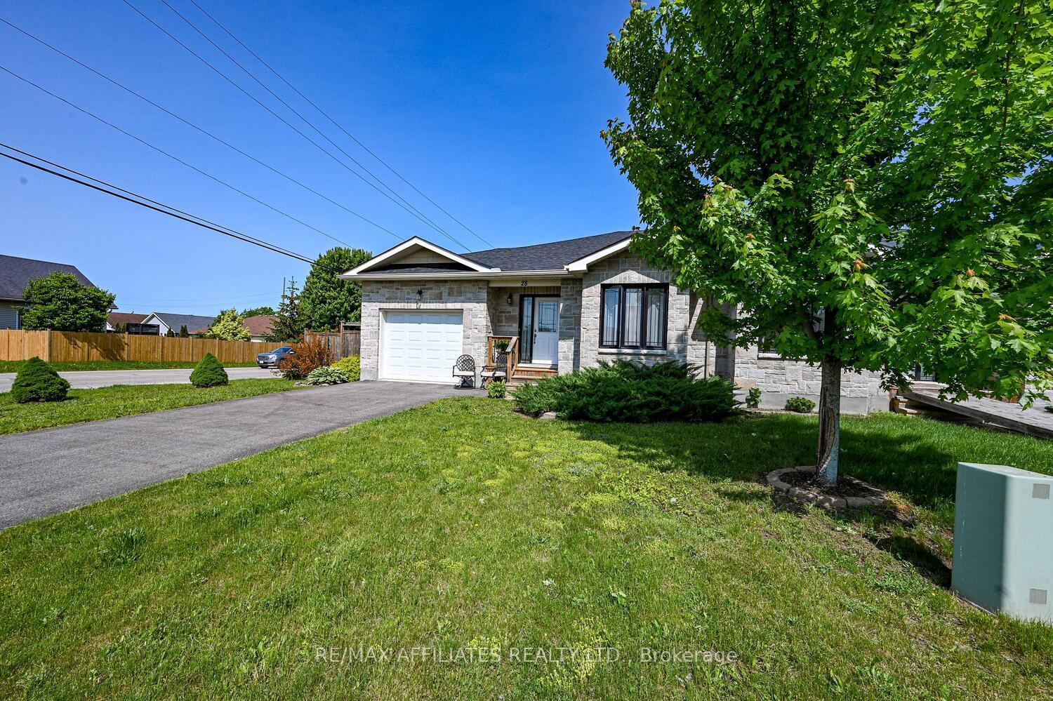 Photo 2 of 28 Lee Avenue, Smiths Falls — HOMEH