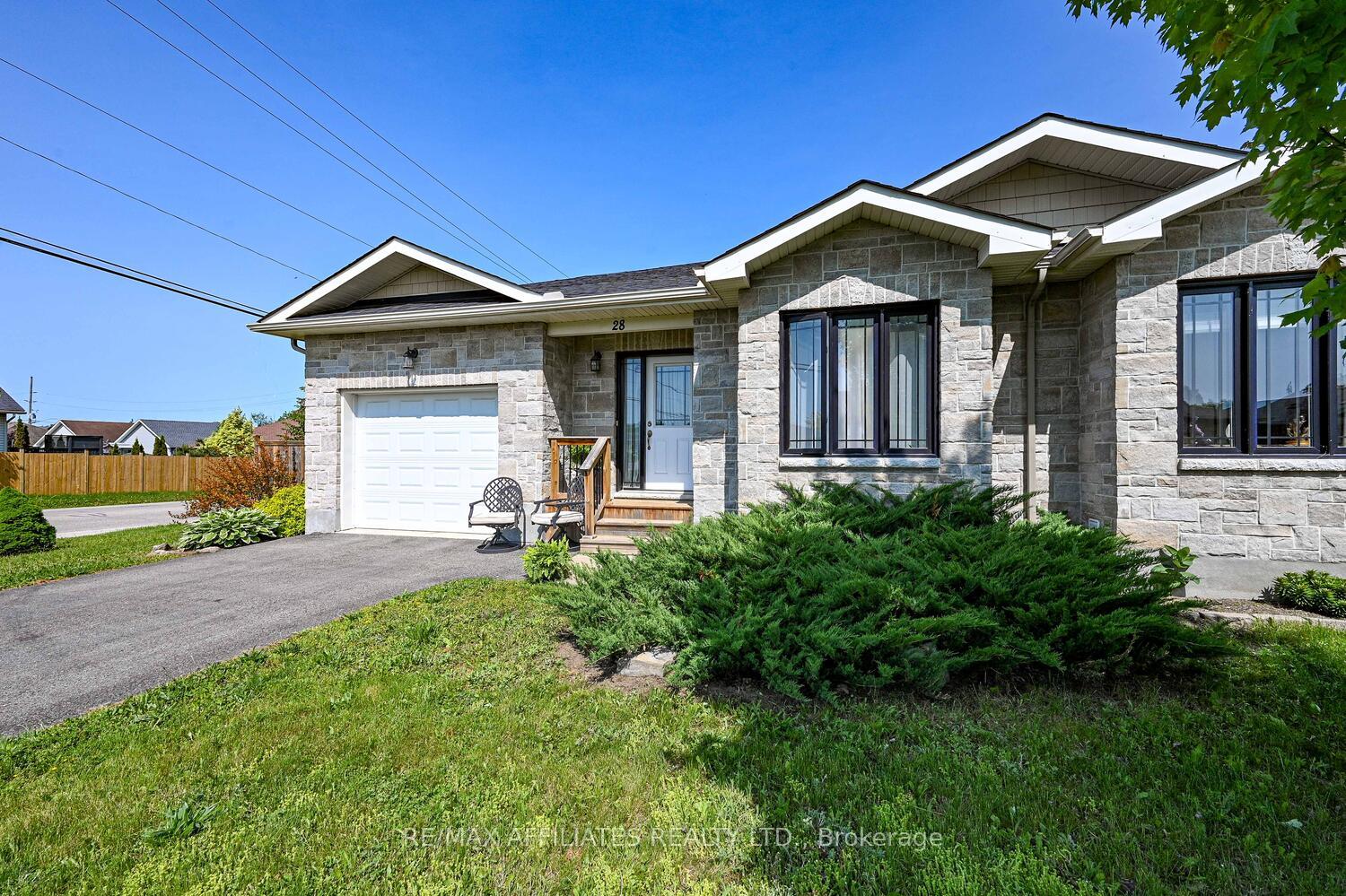 Photo 5 of 28 Lee Avenue, Smiths Falls — HOMEH