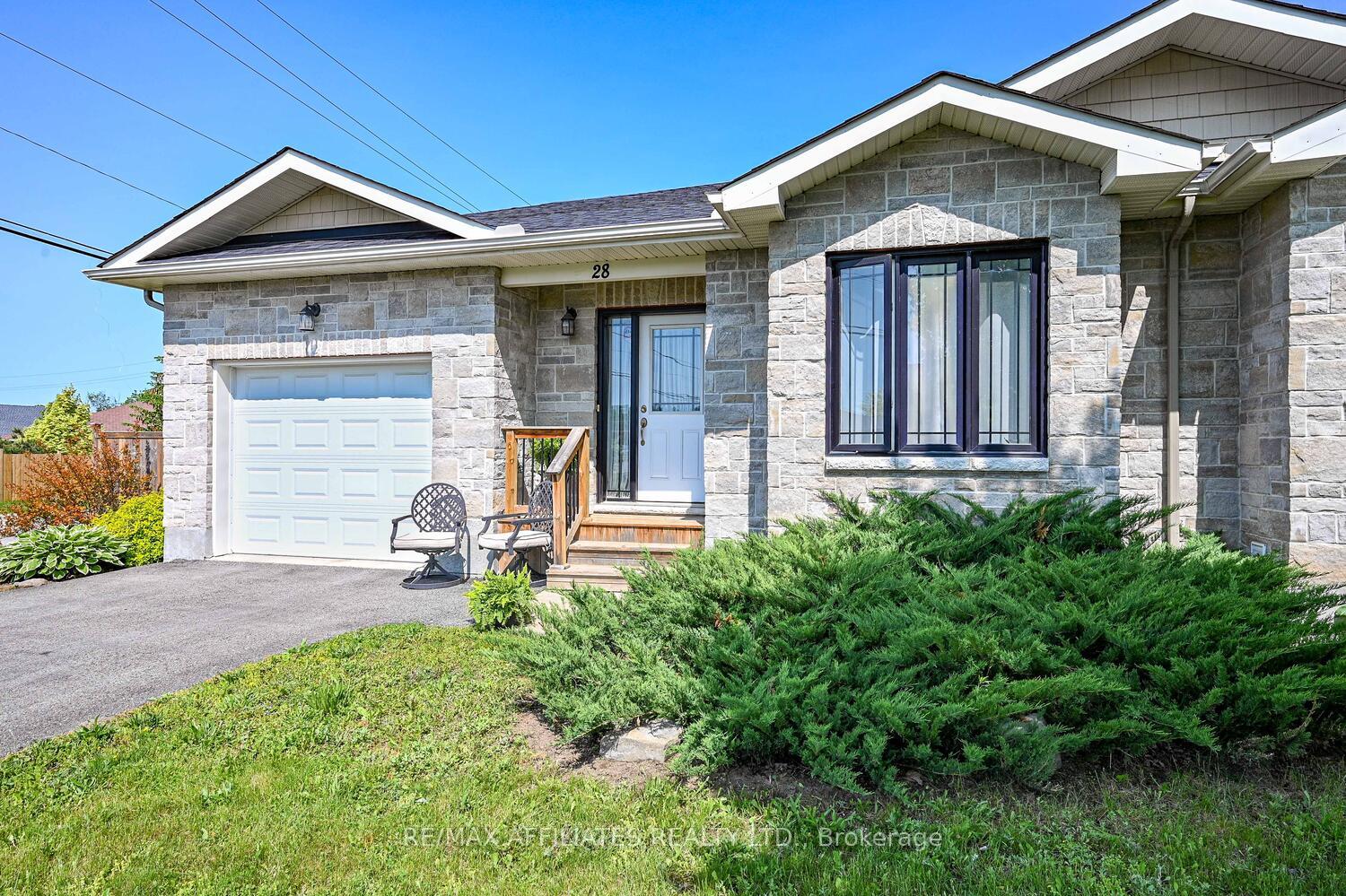 Photo 4 of 28 Lee Avenue, Smiths Falls — HOMEH