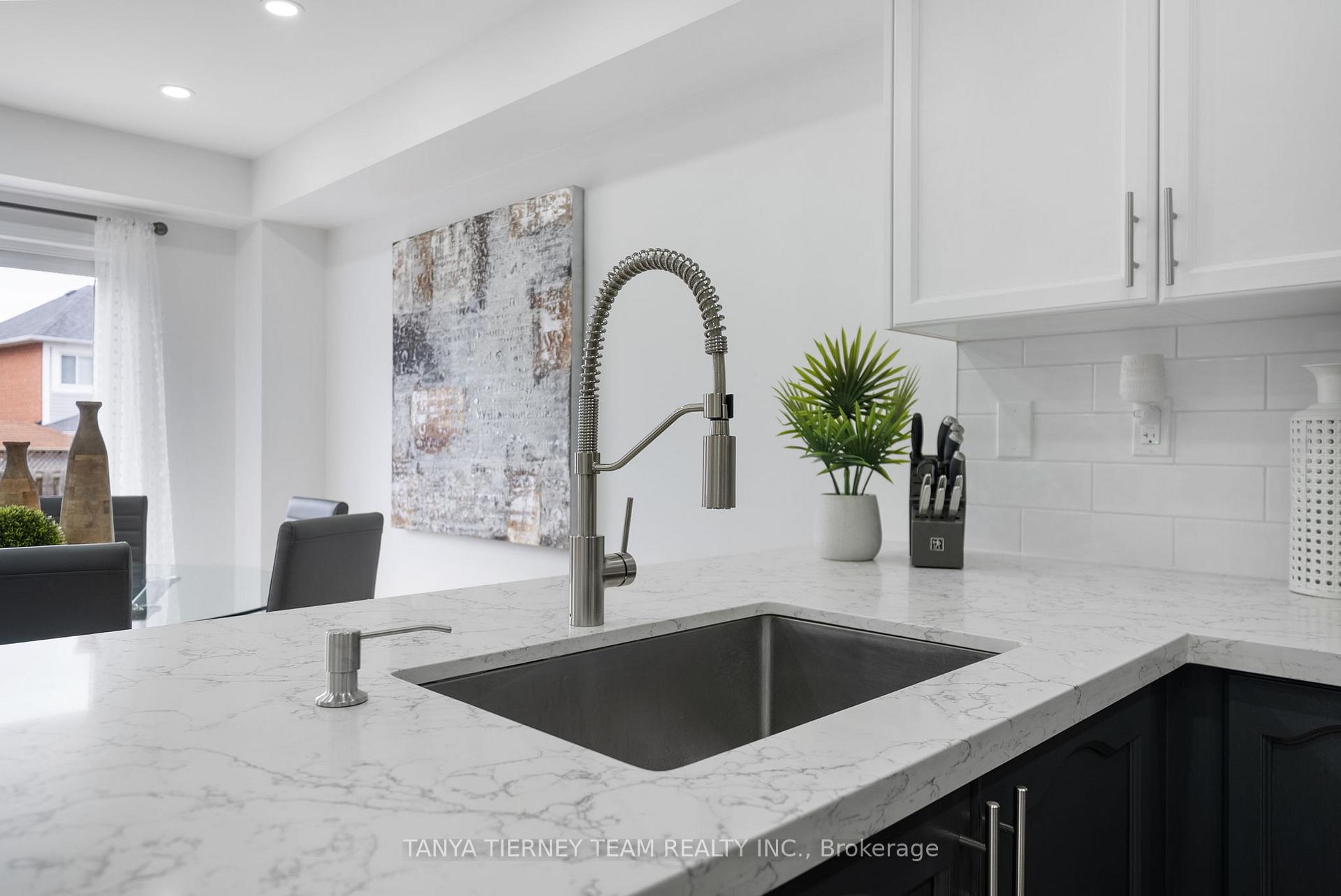 Photo 10 of 95 Brownridge Place, Whitby, Williamsburg — HOMEH