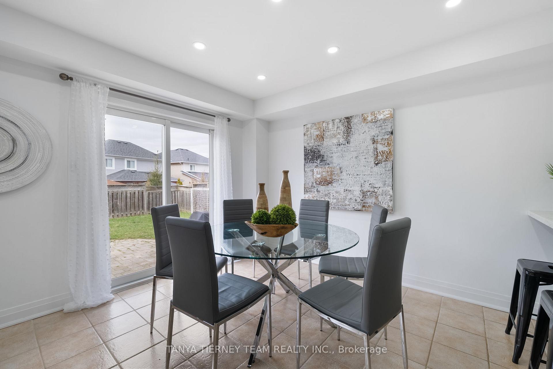 Photo 8 of 95 Brownridge Place, Whitby, Williamsburg — HOMEH