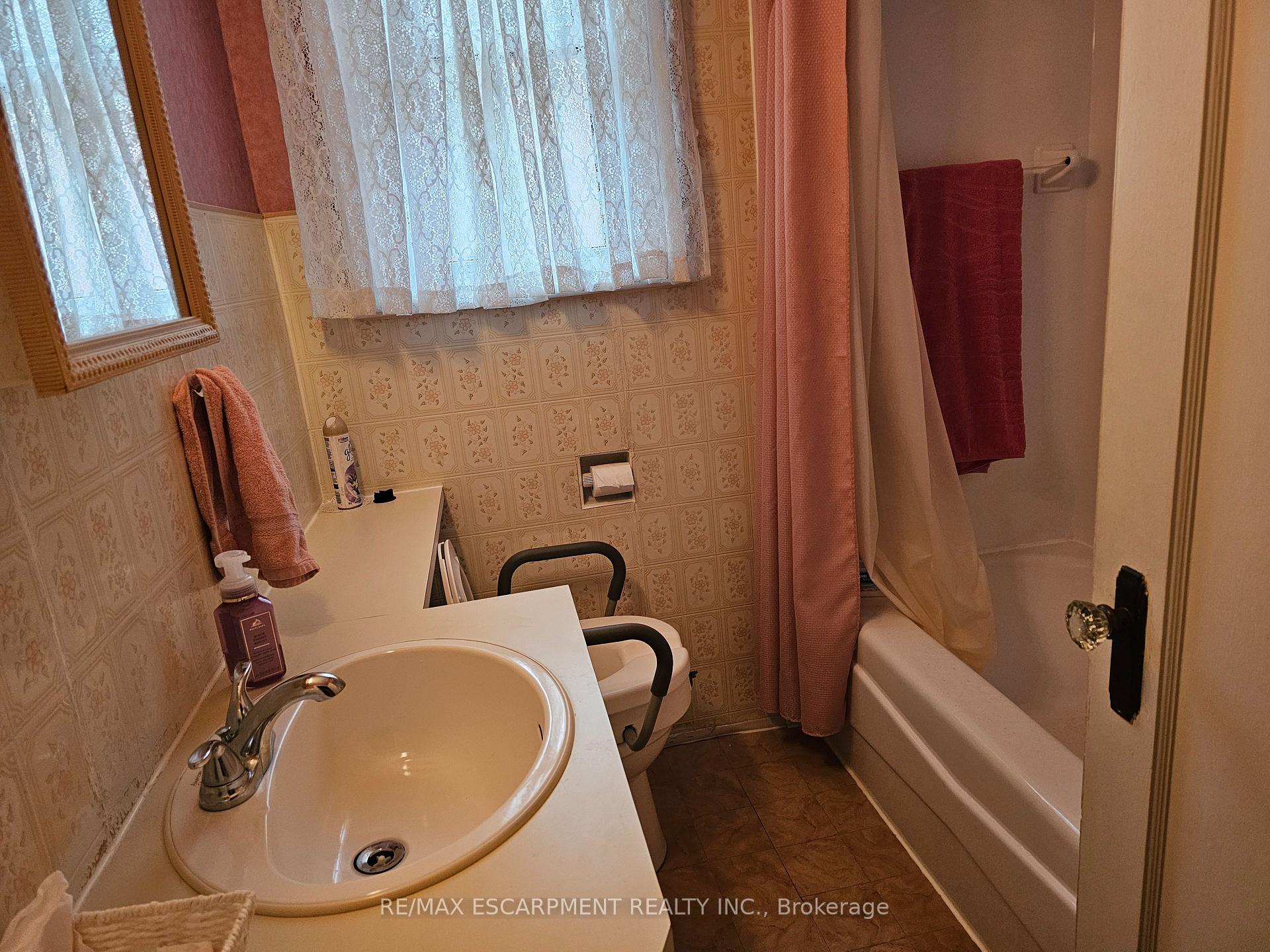 Photo 18 of 531 Queensdale Avenue, Hamilton, Eastmount — HOMEH