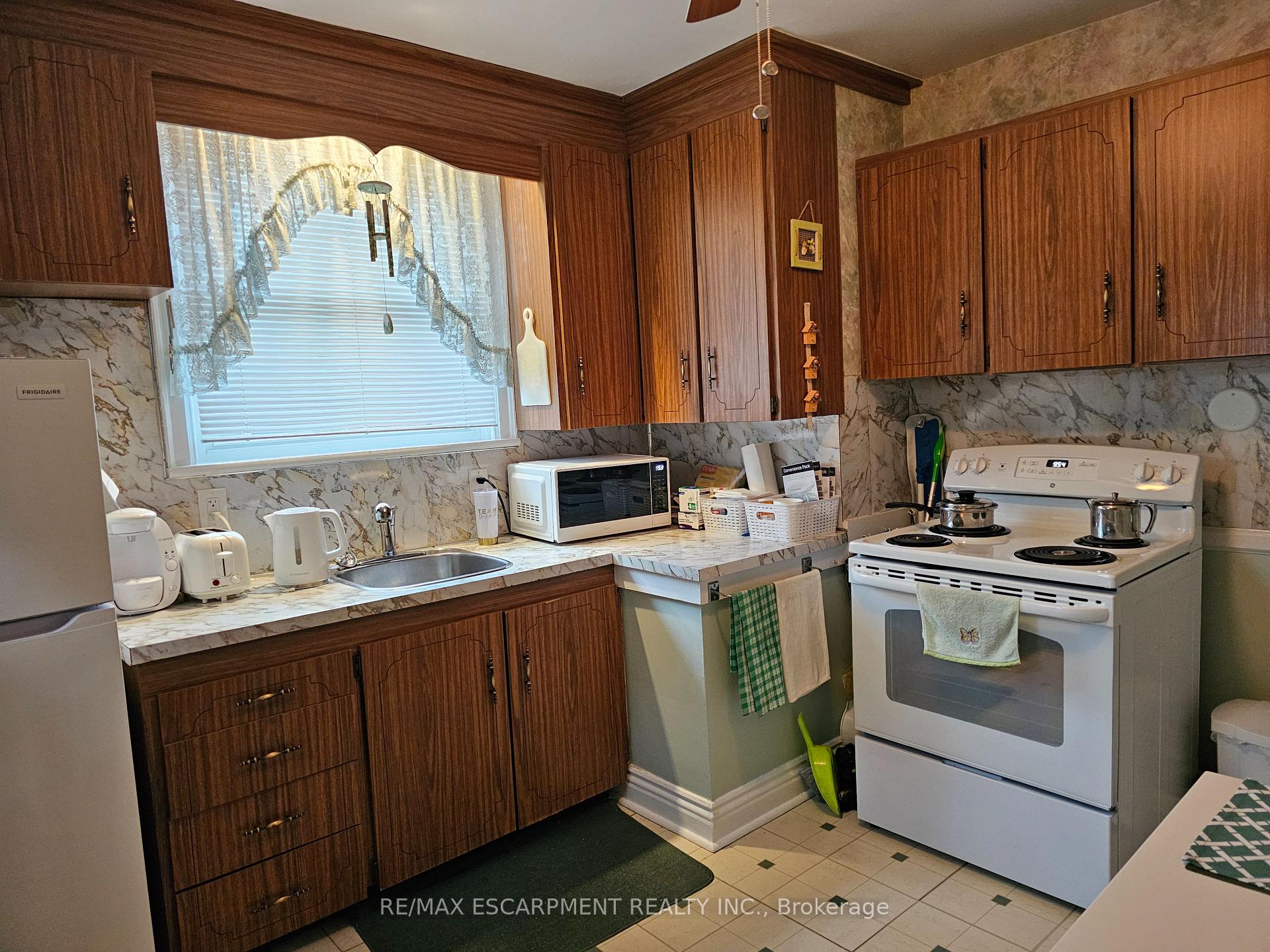 Photo 9 of 531 Queensdale Avenue, Hamilton, Eastmount — HOMEH