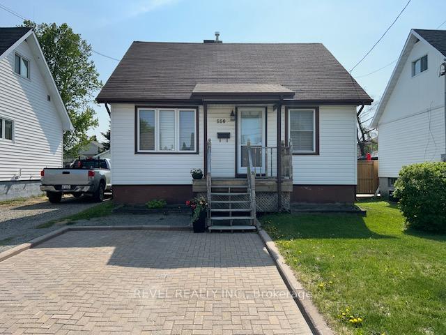 Front of 556 Maple Street S