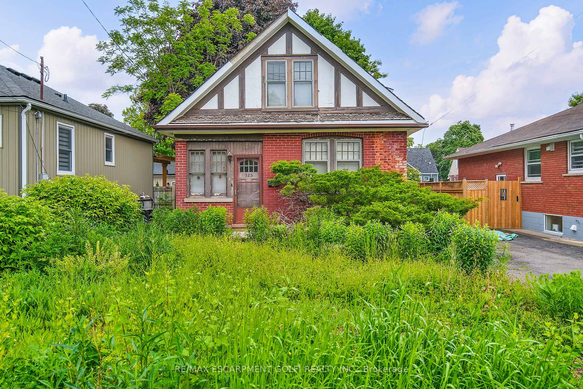 Front of 325 Queensdale Avenue E