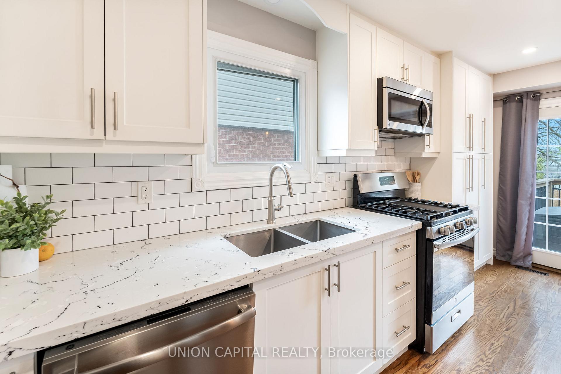 Photo 4 of 1167 Tanzer Court, Pickering, Bay Ridges — HOMEH