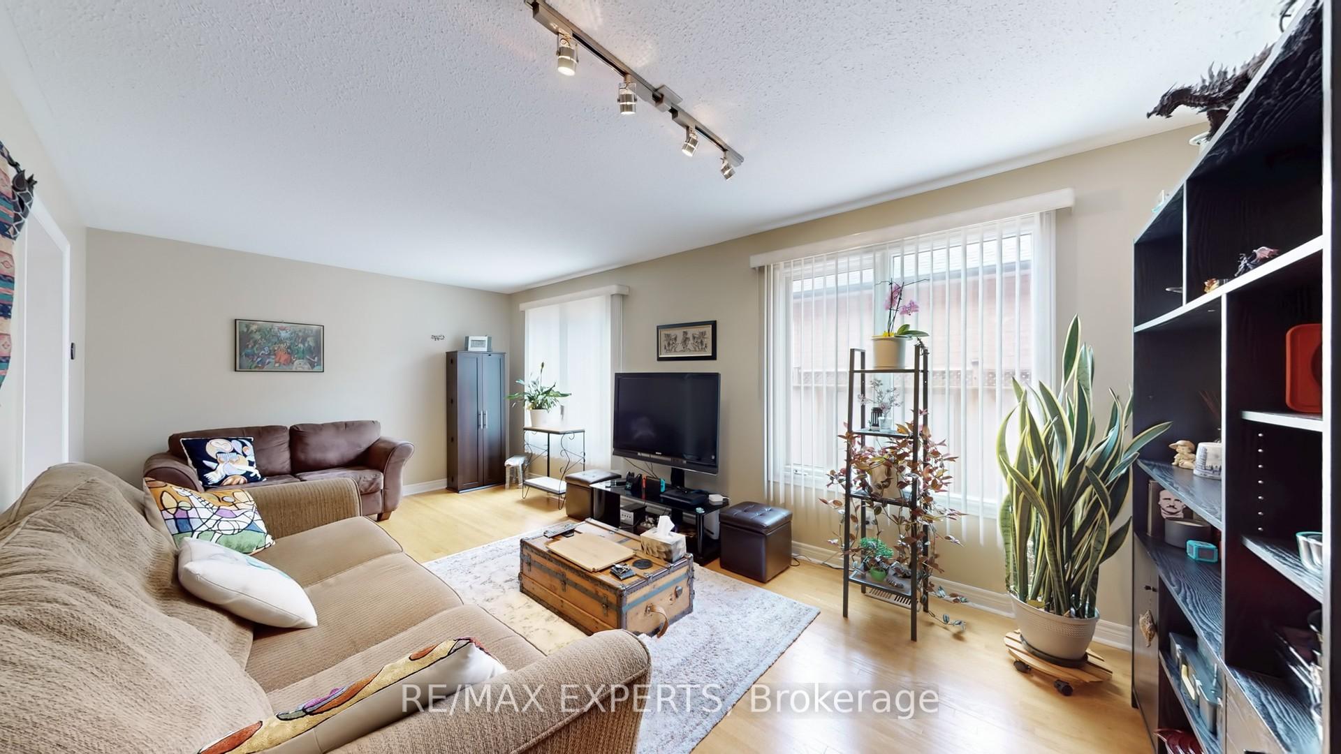 Photo 11 of 189 Castlepoint Drive E, Vaughan, Elder Mills — HOMEH