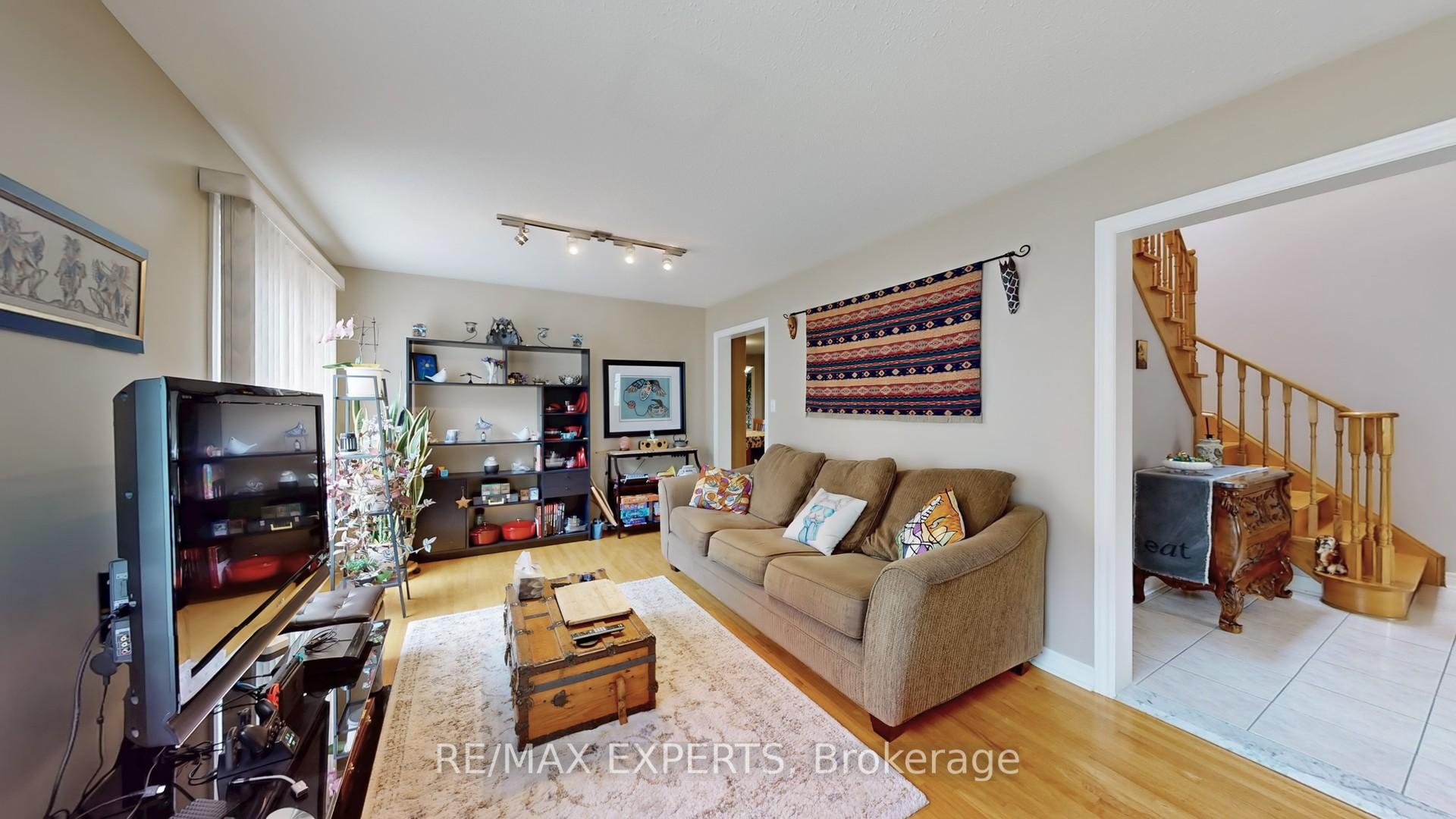 Photo 8 of 189 Castlepoint Drive E, Vaughan, Elder Mills — HOMEH