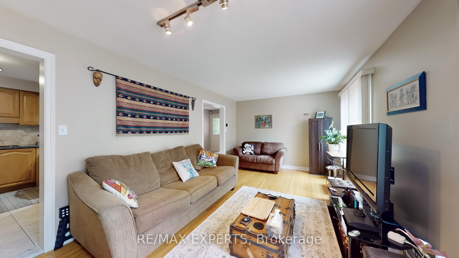 Photo 9 of 189 Castlepoint Drive E, Vaughan, Elder Mills — HOMEH