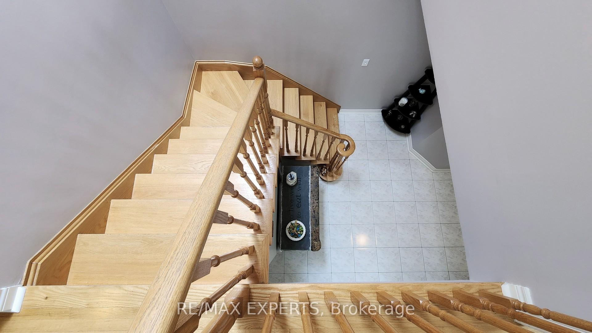 Photo 7 of 189 Castlepoint Drive E, Vaughan, Elder Mills — HOMEH