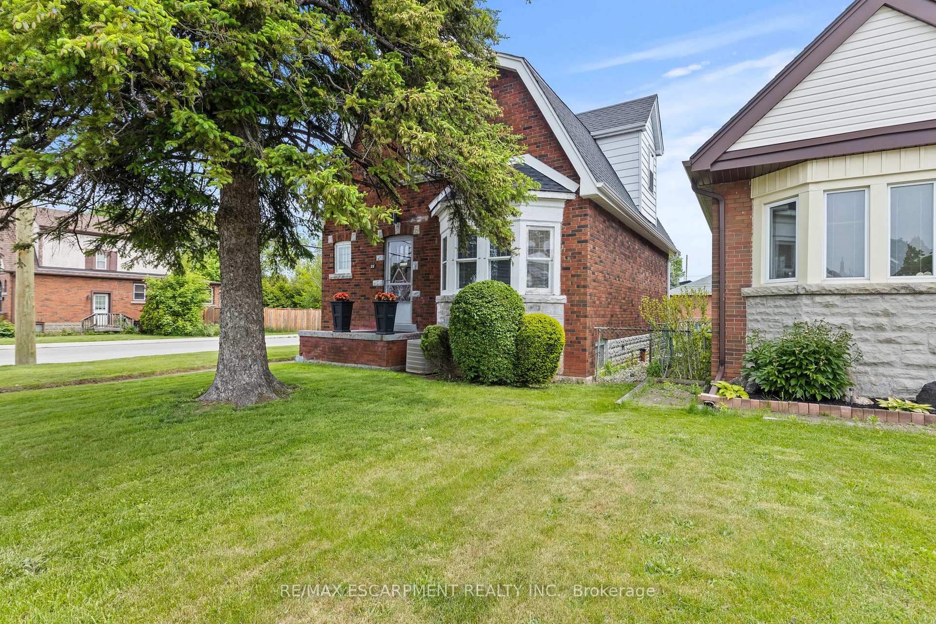 Photo 2 of 29 Barons Avenue S, Hamilton, Bartonville — HOMEH