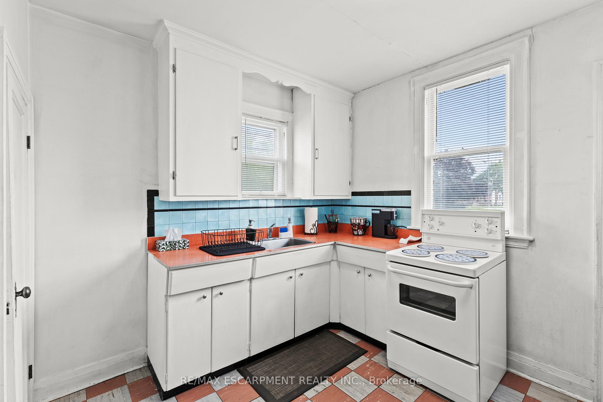Photo 5 of 29 Barons Avenue S, Hamilton, Bartonville — HOMEH