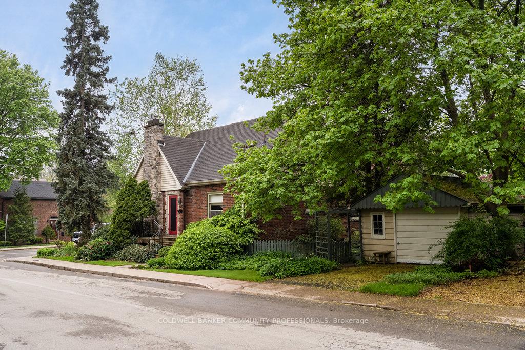 Photo 2 of 204 Melville Street, Hamilton, Dundas — HOMEH