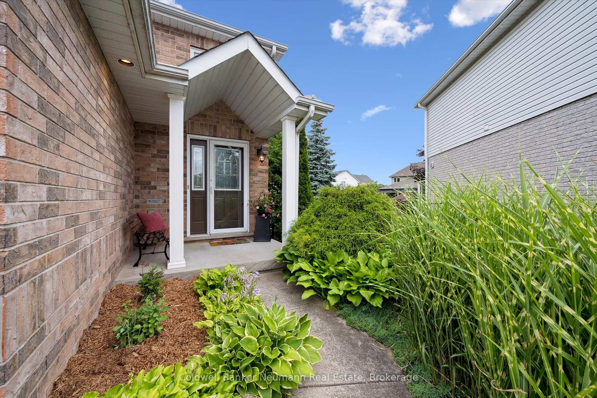 Photo 3 of 25 Burke Court, Guelph, Pineridge/Westminster Woods — HOMEH