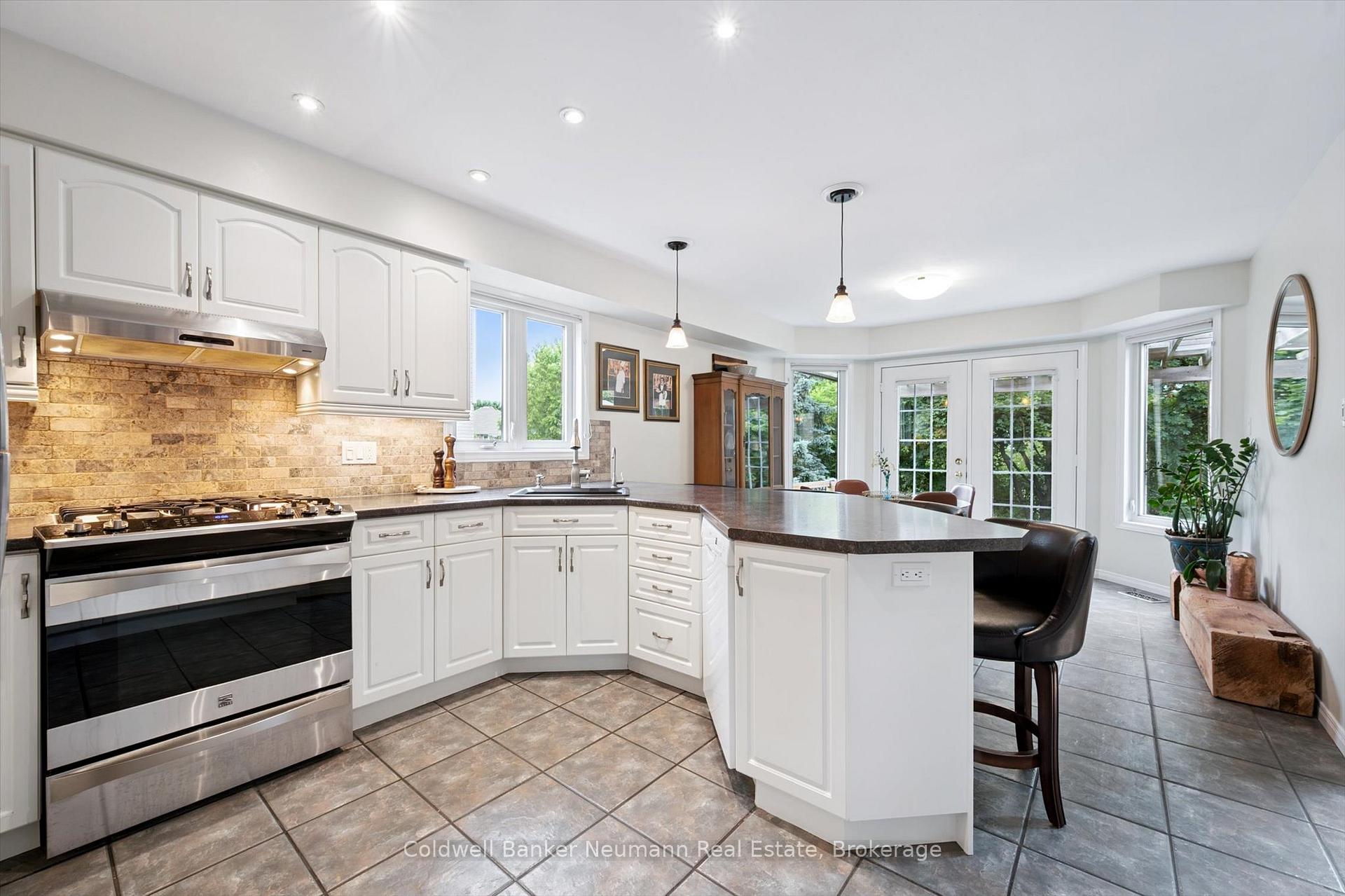 Photo 10 of 25 Burke Court, Guelph, Pineridge/Westminster Woods — HOMEH