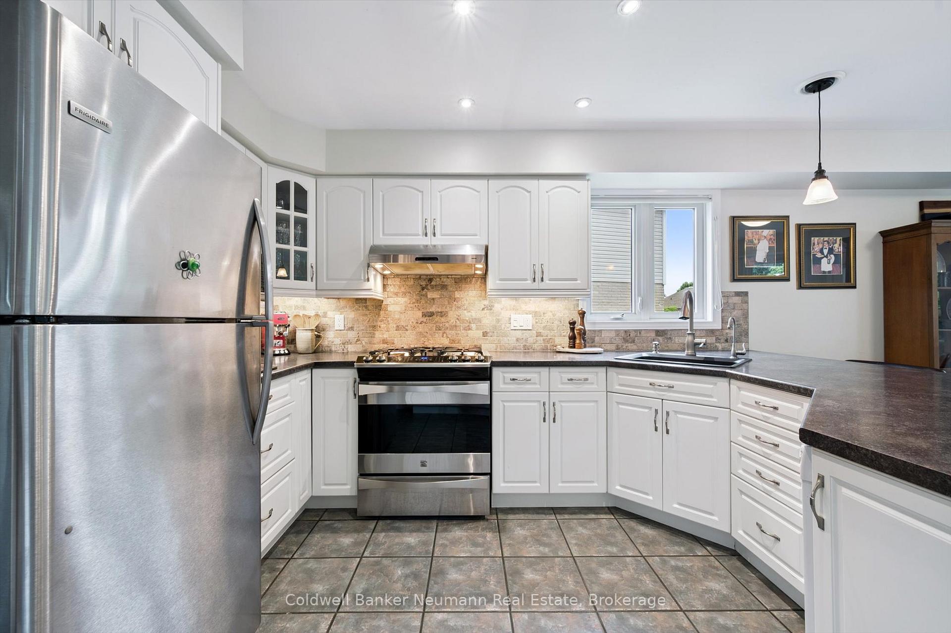 Photo 15 of 25 Burke Court, Guelph, Pineridge/Westminster Woods — HOMEH