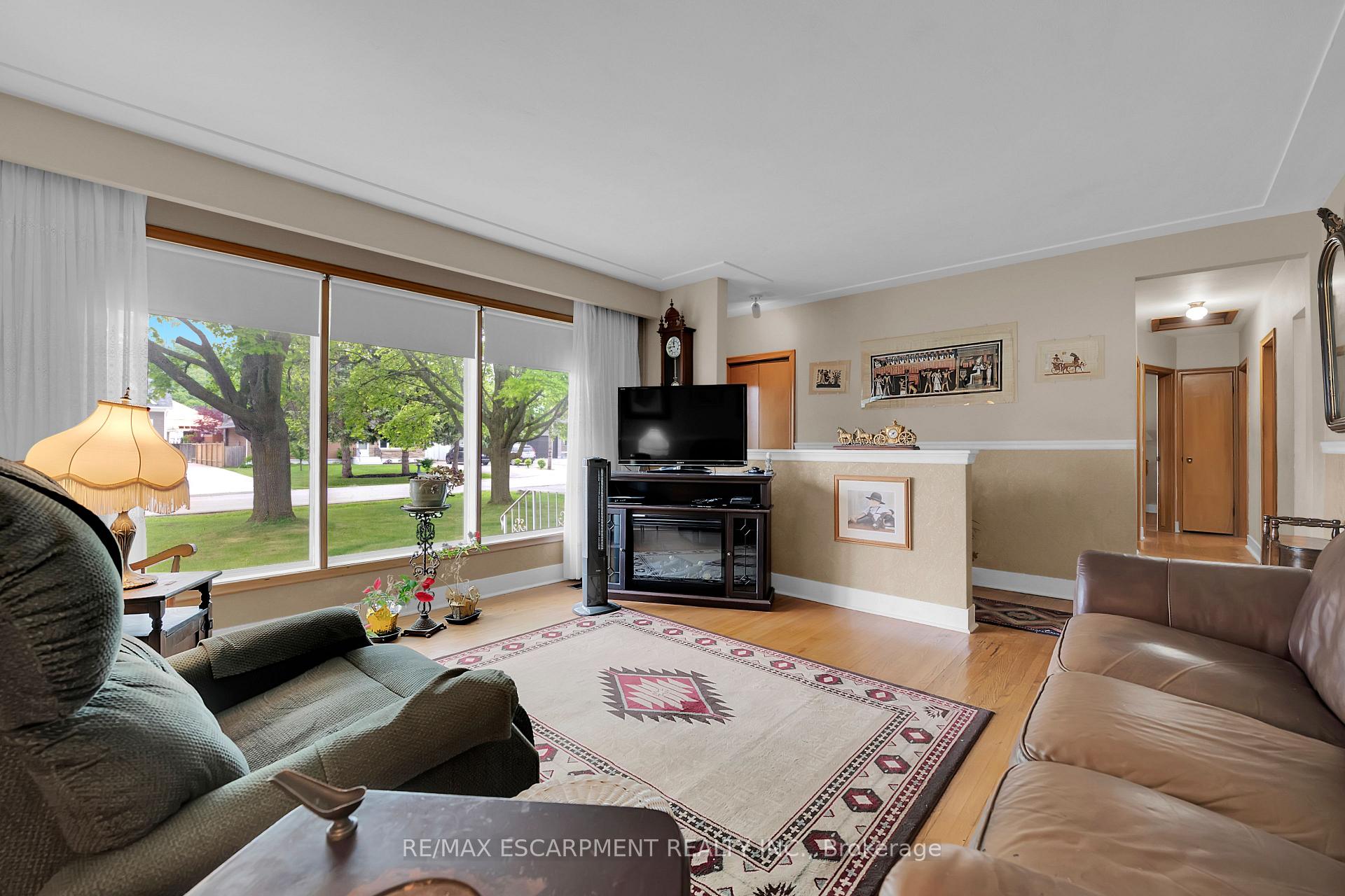 Photo 4 of 233 Helena Avenue, Hamilton, Winona — HOMEH