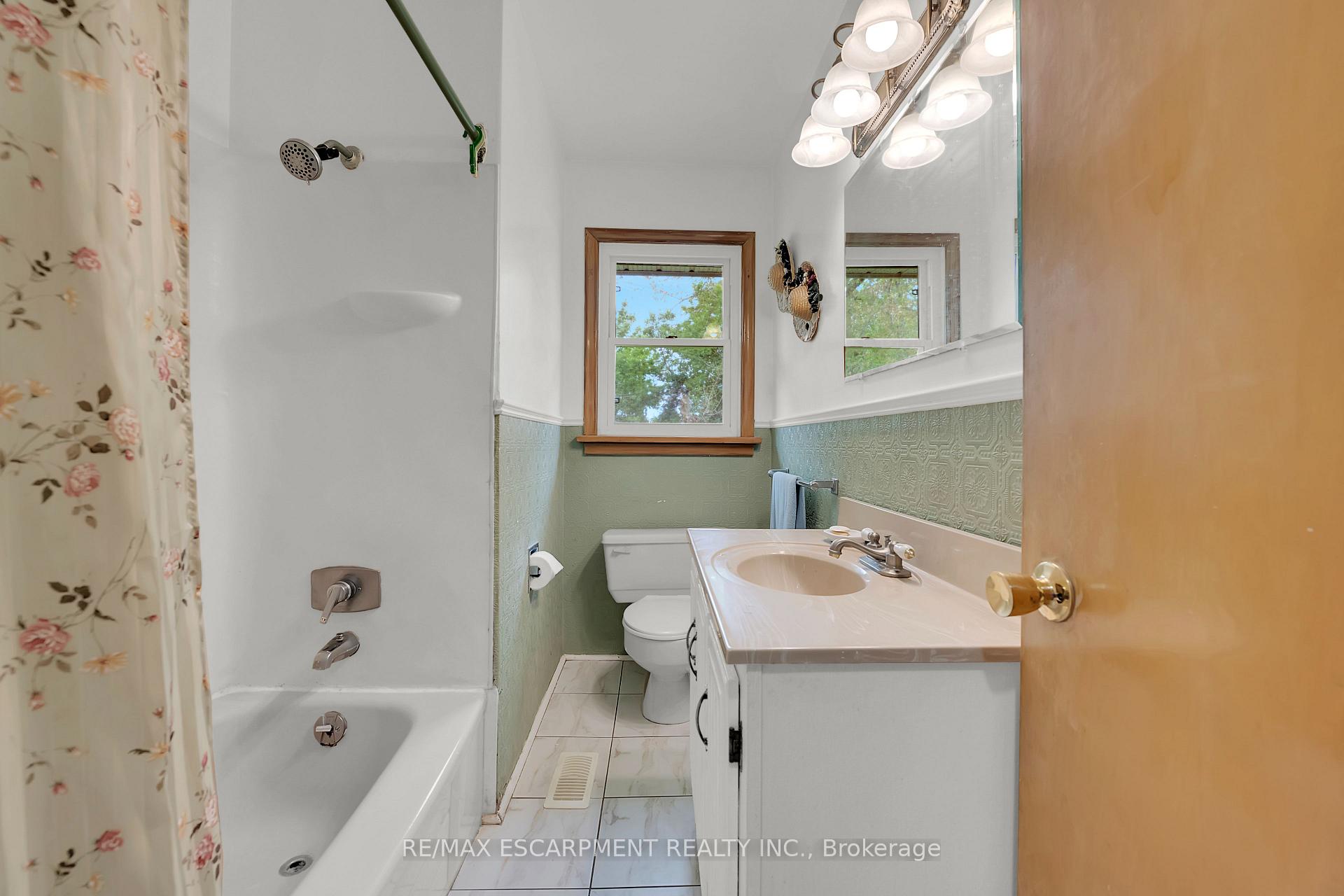 Photo 17 of 233 Helena Avenue, Hamilton, Winona — HOMEH