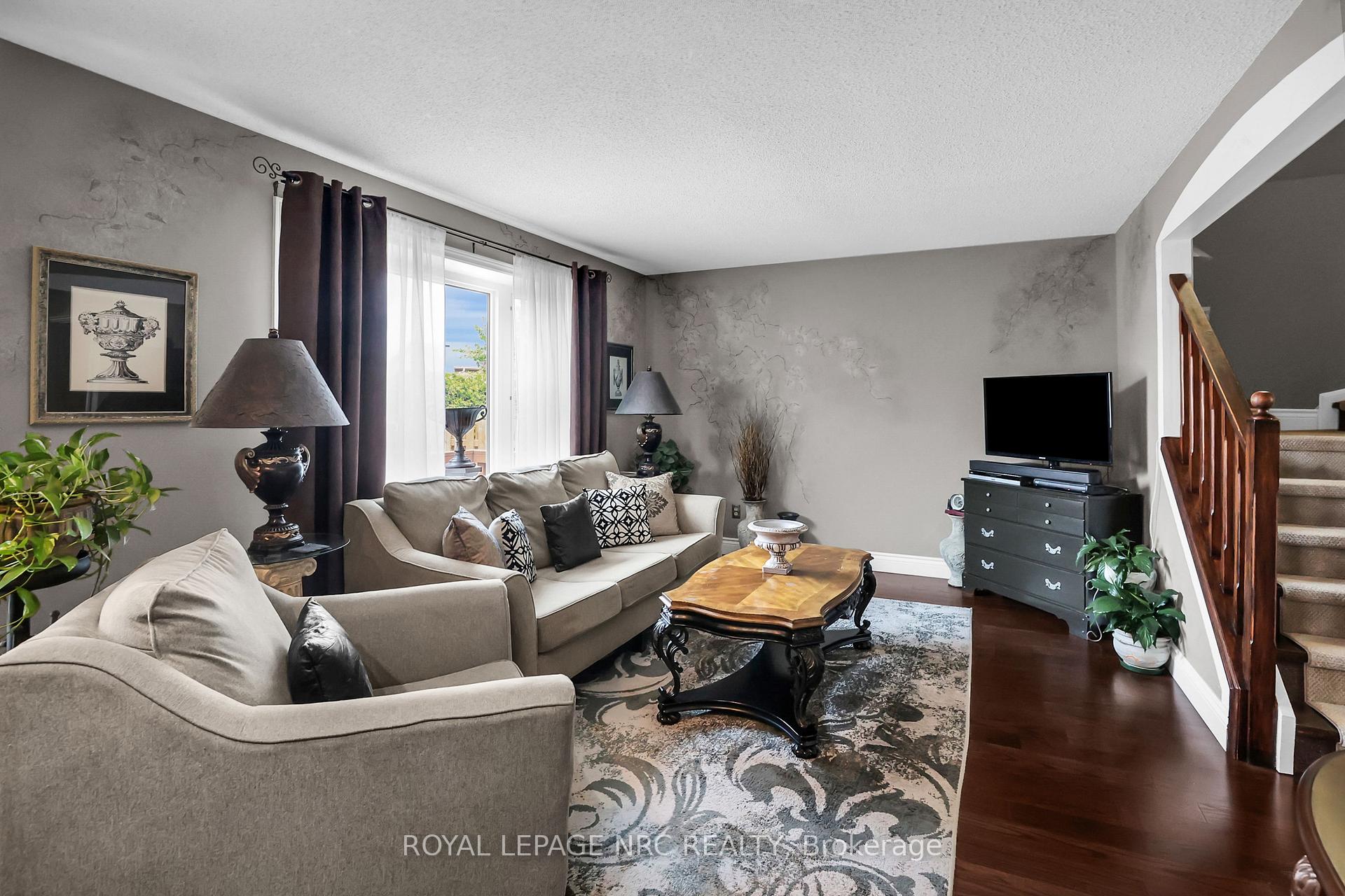Photo 2 of 20 Glenashton Drive, Hamilton, Stoney Creek — HOMEH