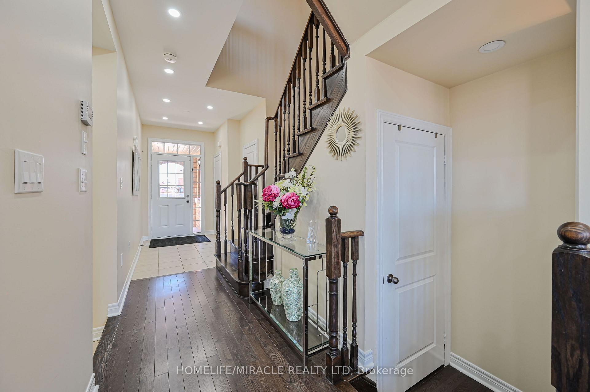 Photo 4 of 26 Hogan Manor Drive, Brampton, Brampton West — HOMEH