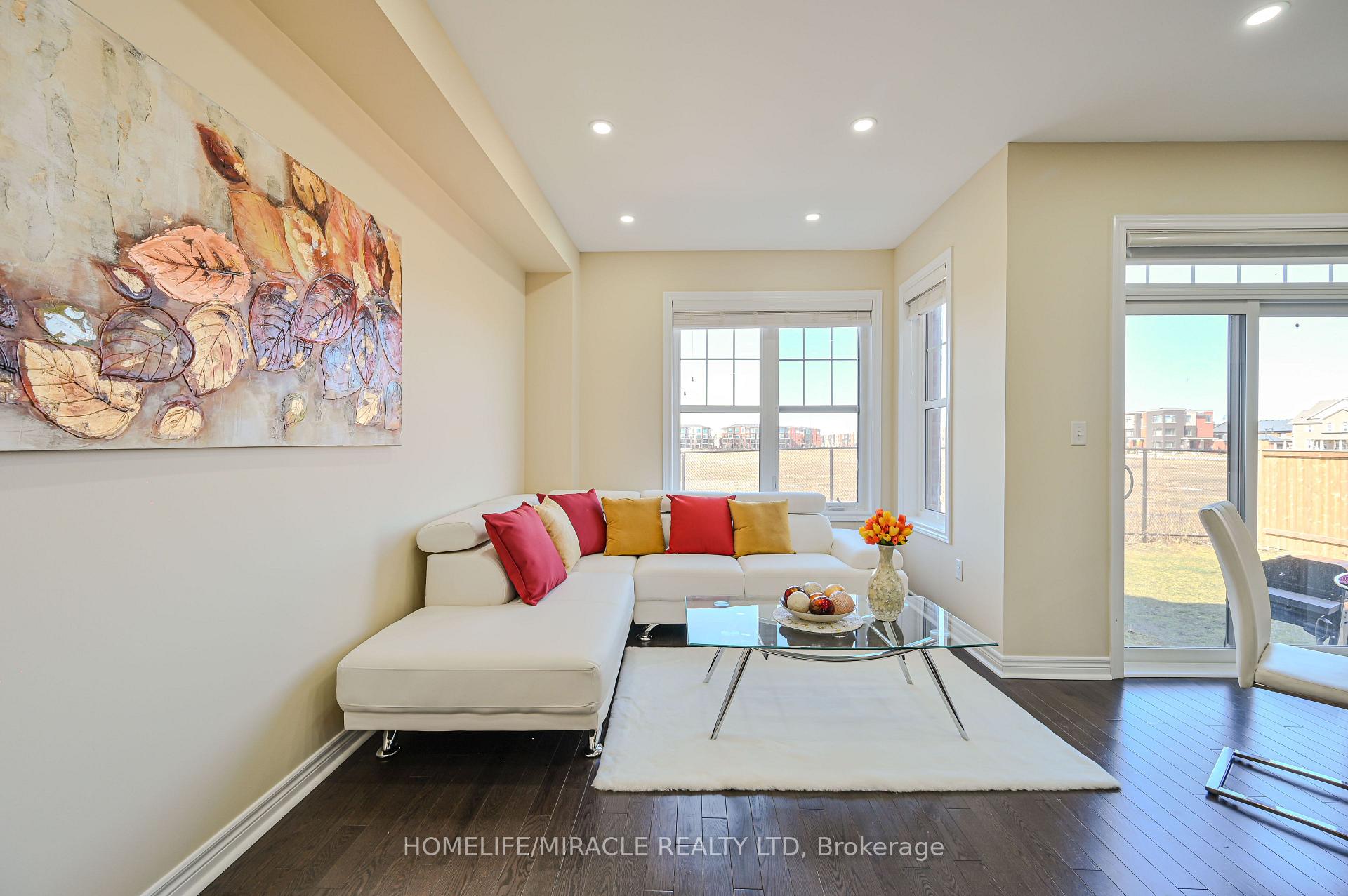 Photo 11 of 26 Hogan Manor Drive, Brampton, Brampton West — HOMEH