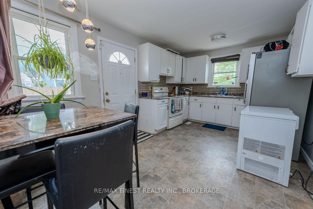 Photo 4 of 559 MacDonnell Street, Kingston, East of Sir John A. Blvd — HOMEH