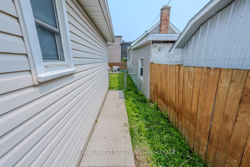Photo 9 of 559 MacDonnell Street, Kingston, East of Sir John A. Blvd — HOMEH