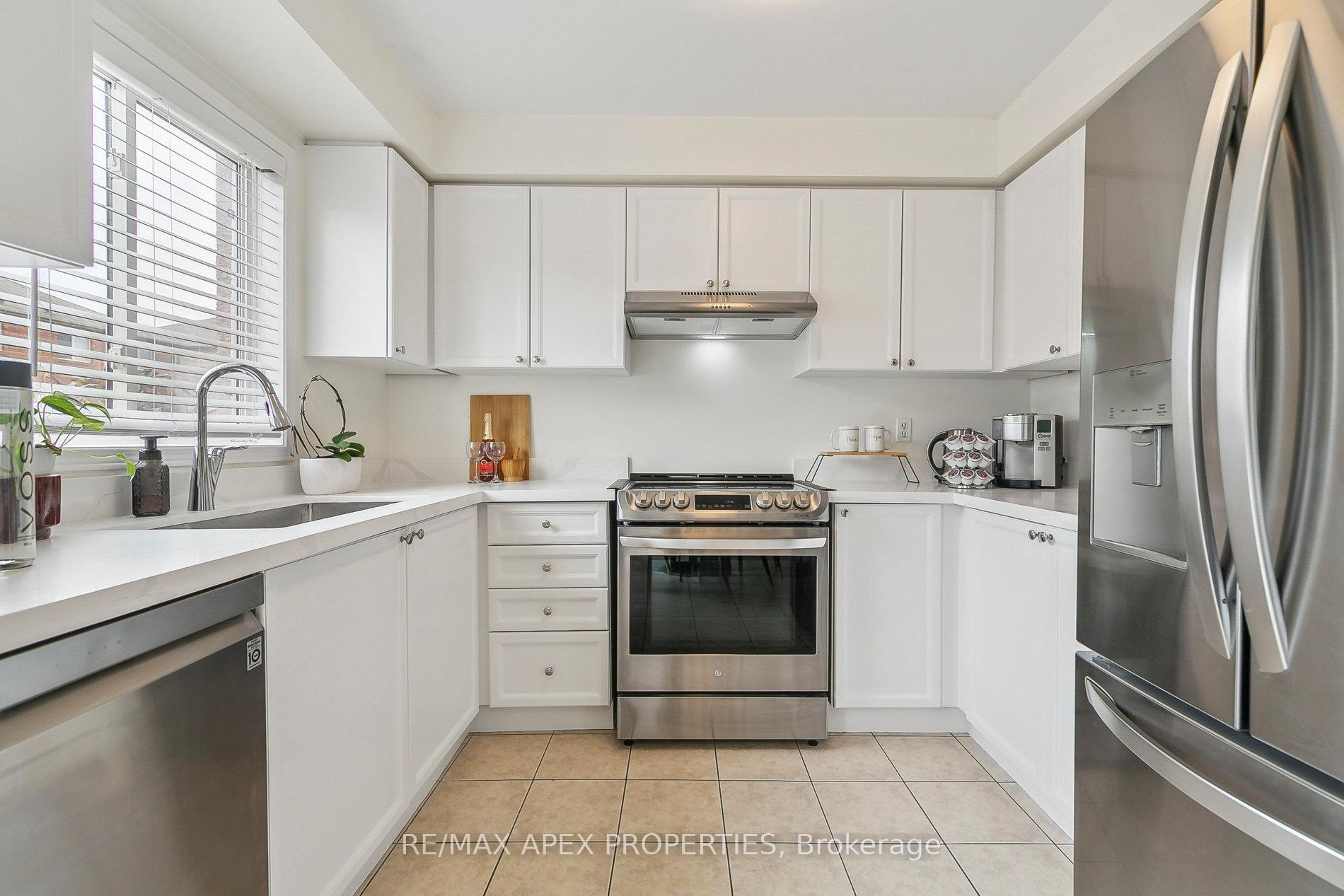 Photo 13 of 57 Roadmaster Lane, Brampton, Fletcher's Meadow — HOMEH