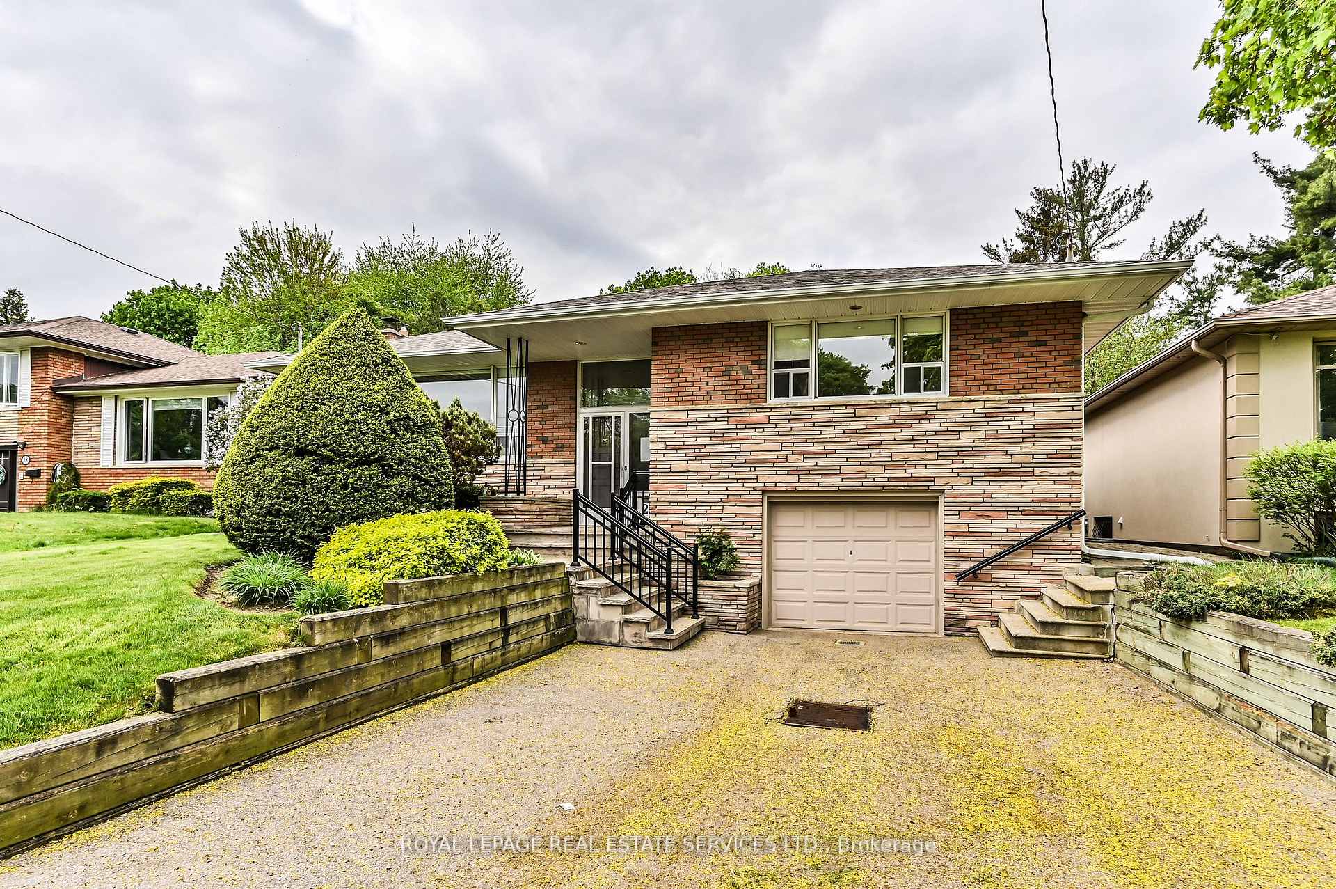 Photo 6 of 20 Munhall Road, Etobicoke, Humber Heights — HOMEH