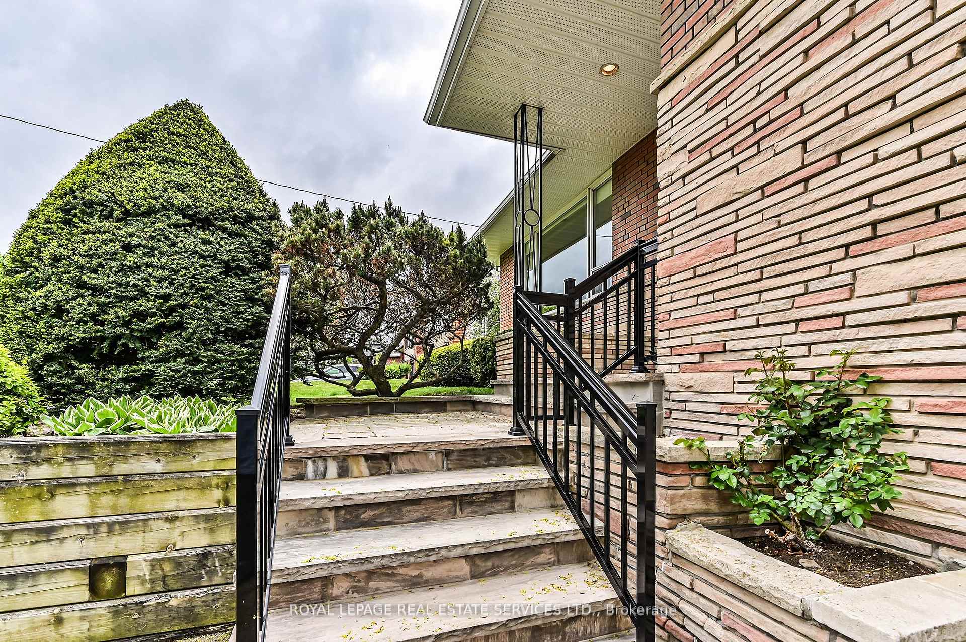 Photo 25 of 20 Munhall Road, Etobicoke, Humber Heights — HOMEH