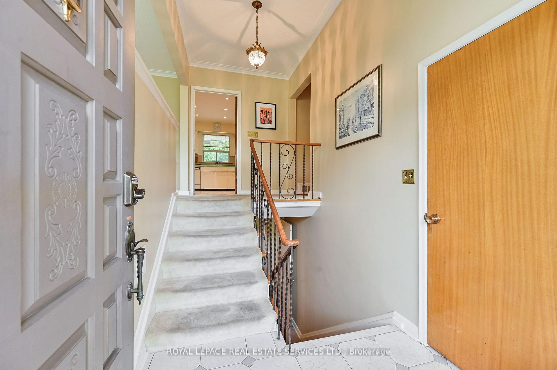 Photo 5 of 20 Munhall Road, Etobicoke, Humber Heights — HOMEH