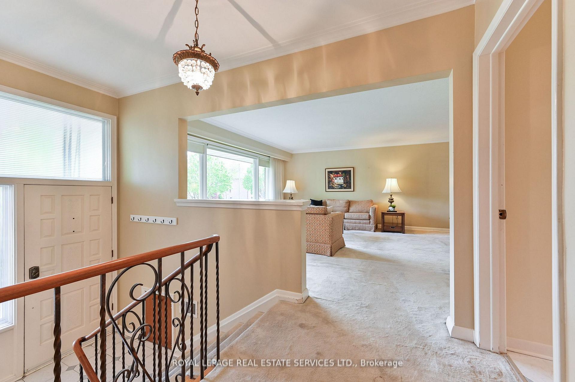 Photo 3 of 20 Munhall Road, Etobicoke, Humber Heights — HOMEH