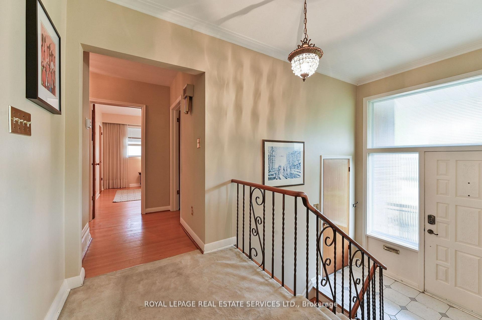 Photo 7 of 20 Munhall Road, Etobicoke, Humber Heights — HOMEH