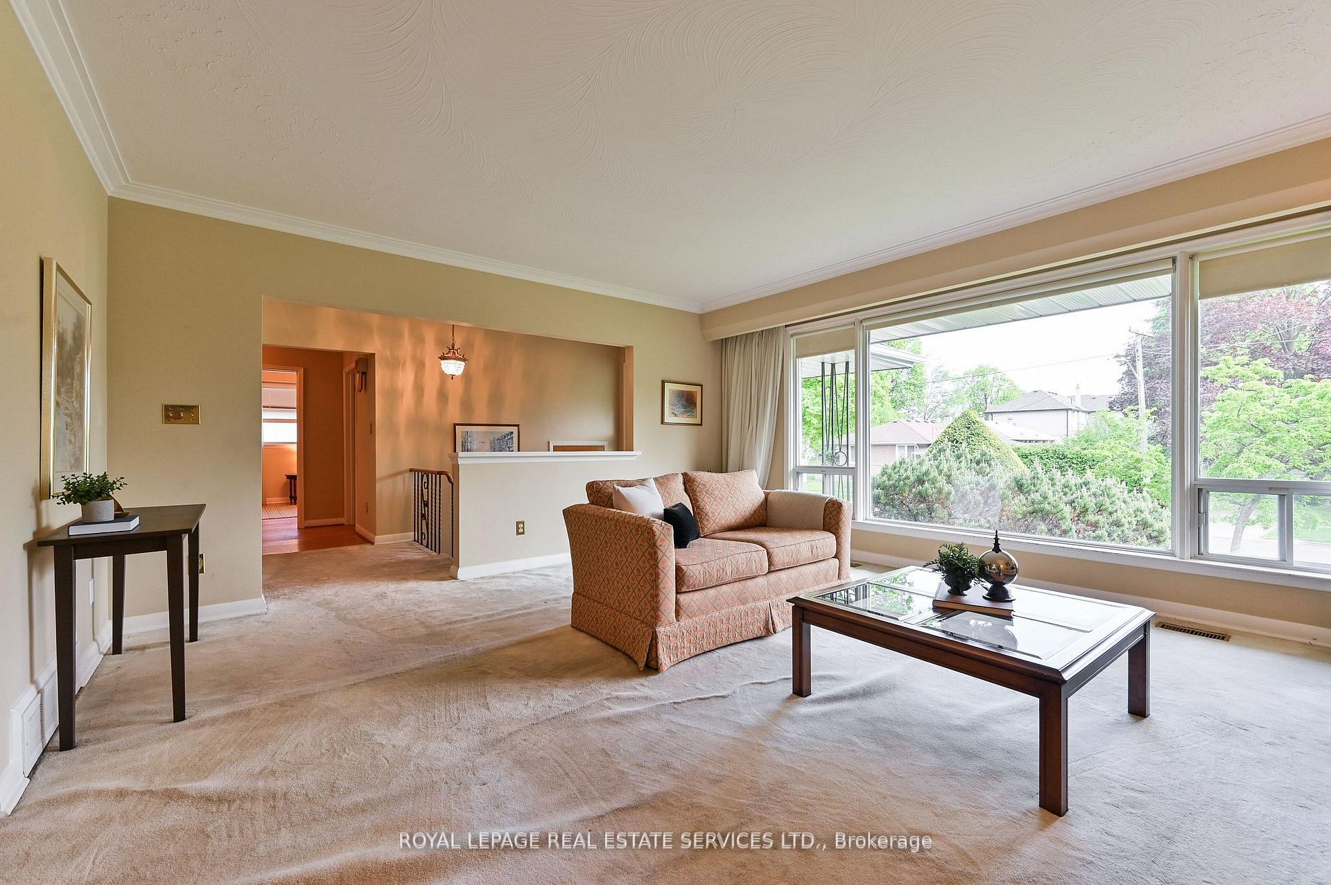 Photo 2 of 20 Munhall Road, Etobicoke, Humber Heights — HOMEH