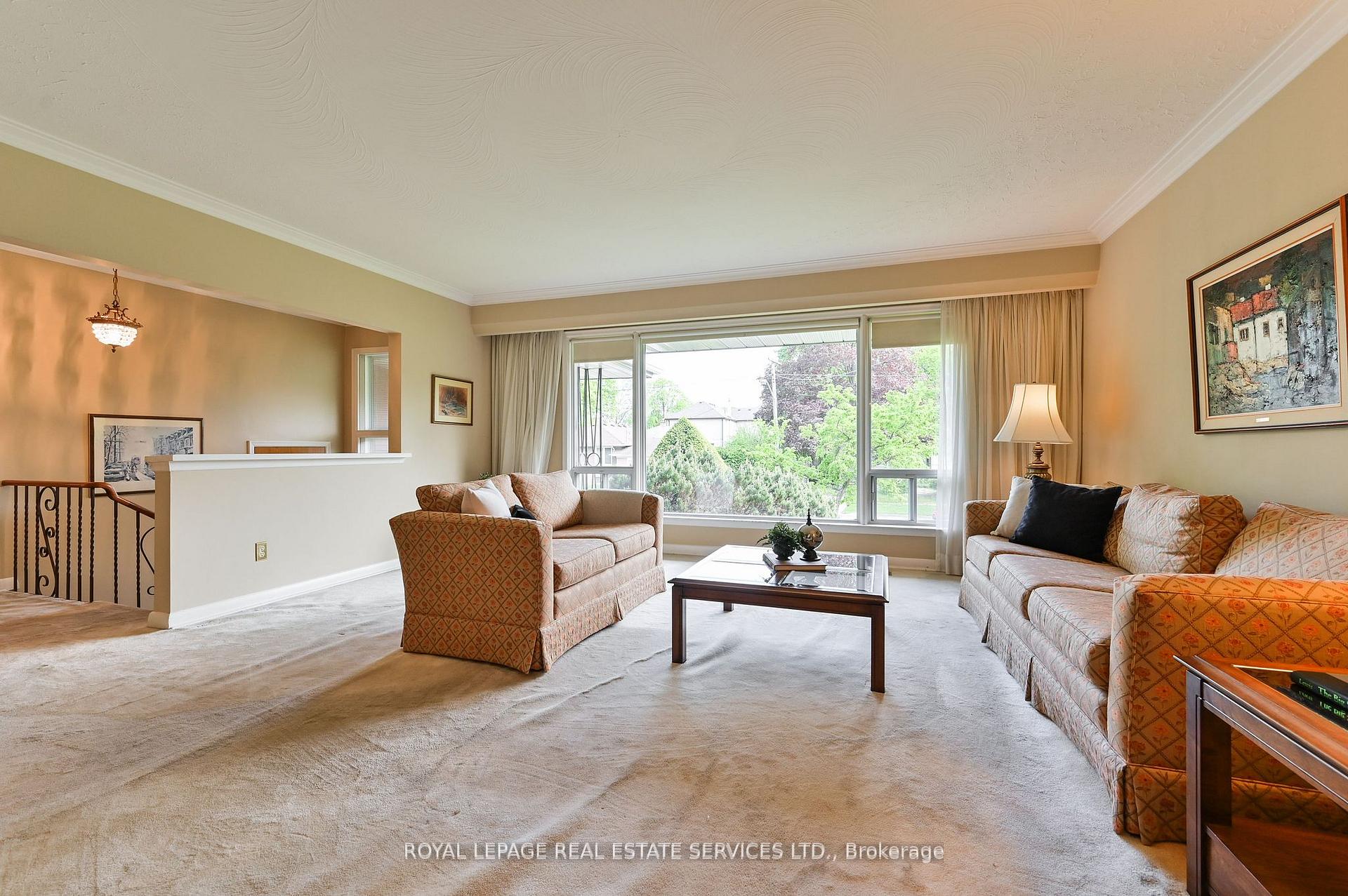 Photo 8 of 20 Munhall Road, Etobicoke, Humber Heights — HOMEH