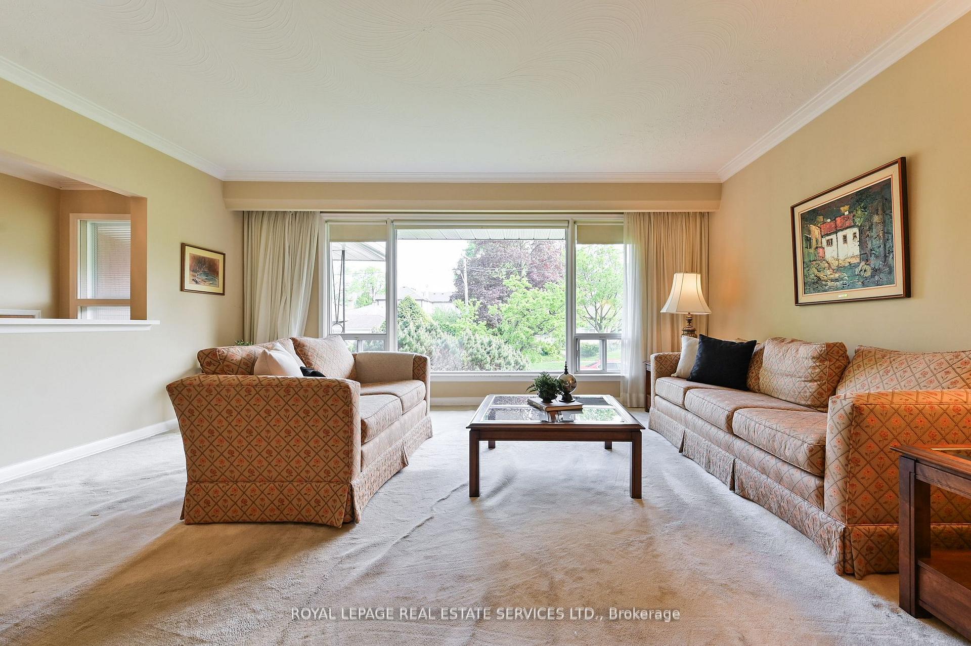 Photo 4 of 20 Munhall Road, Etobicoke, Humber Heights — HOMEH