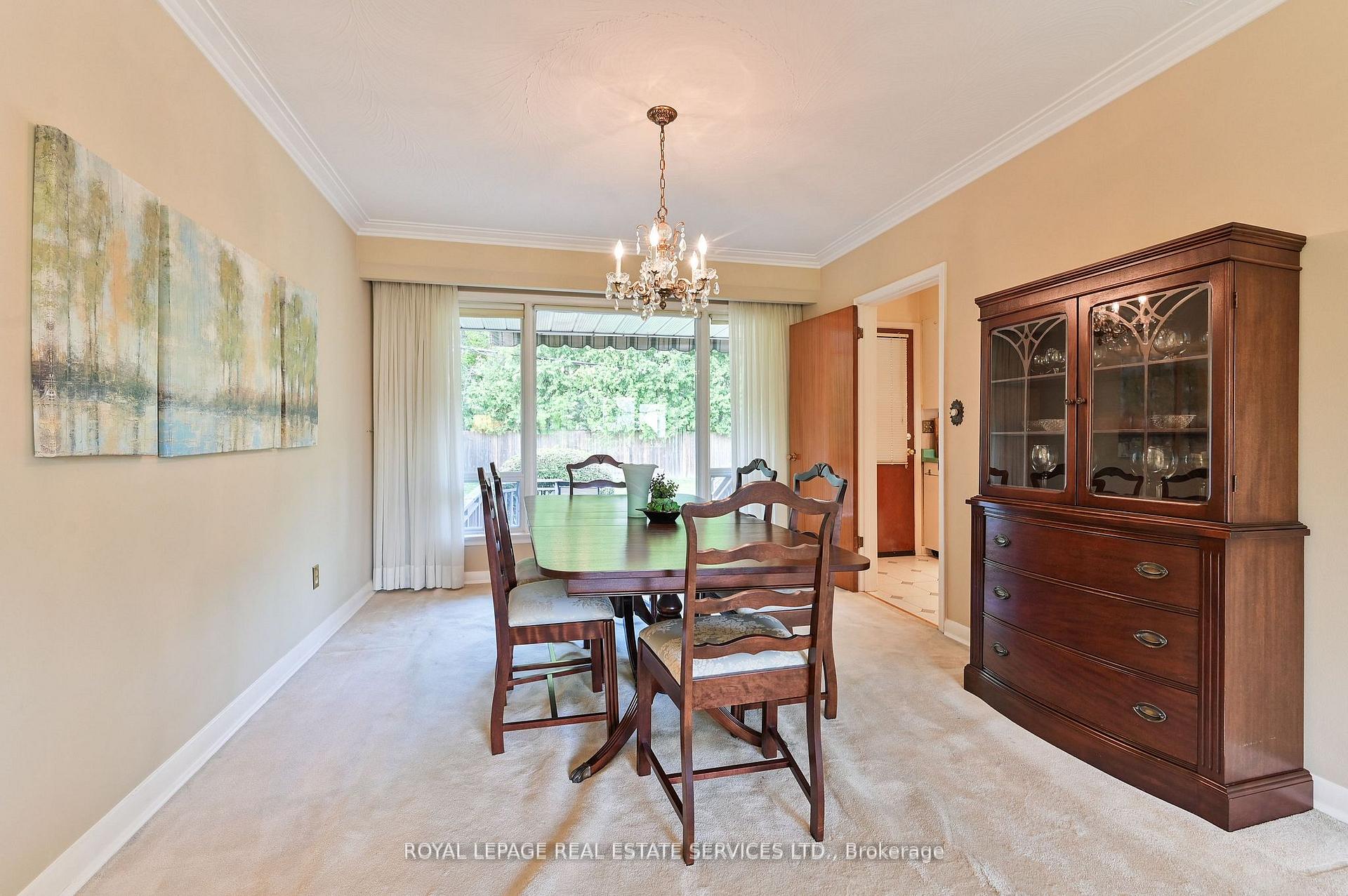 Photo 9 of 20 Munhall Road, Etobicoke, Humber Heights — HOMEH