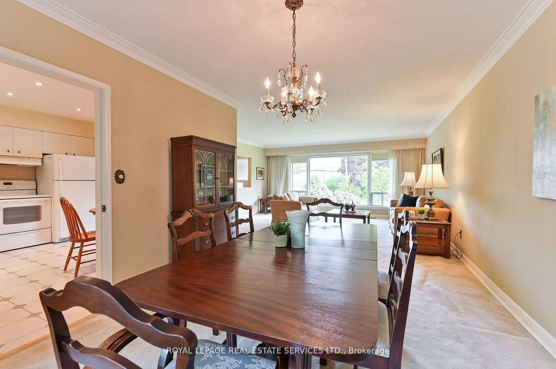 Photo 10 of 20 Munhall Road, Etobicoke, Humber Heights — HOMEH