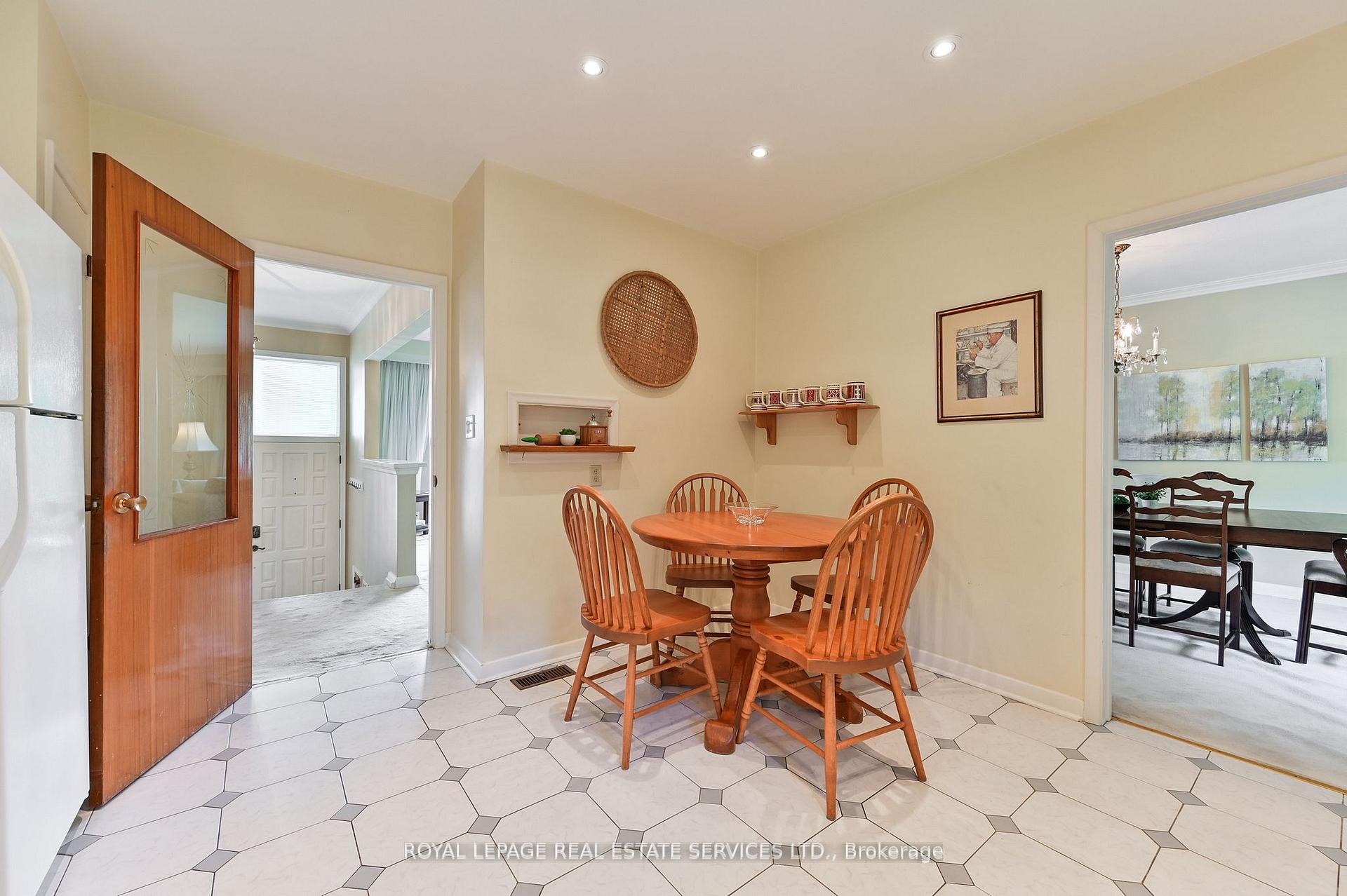 Photo 17 of 20 Munhall Road, Etobicoke, Humber Heights — HOMEH