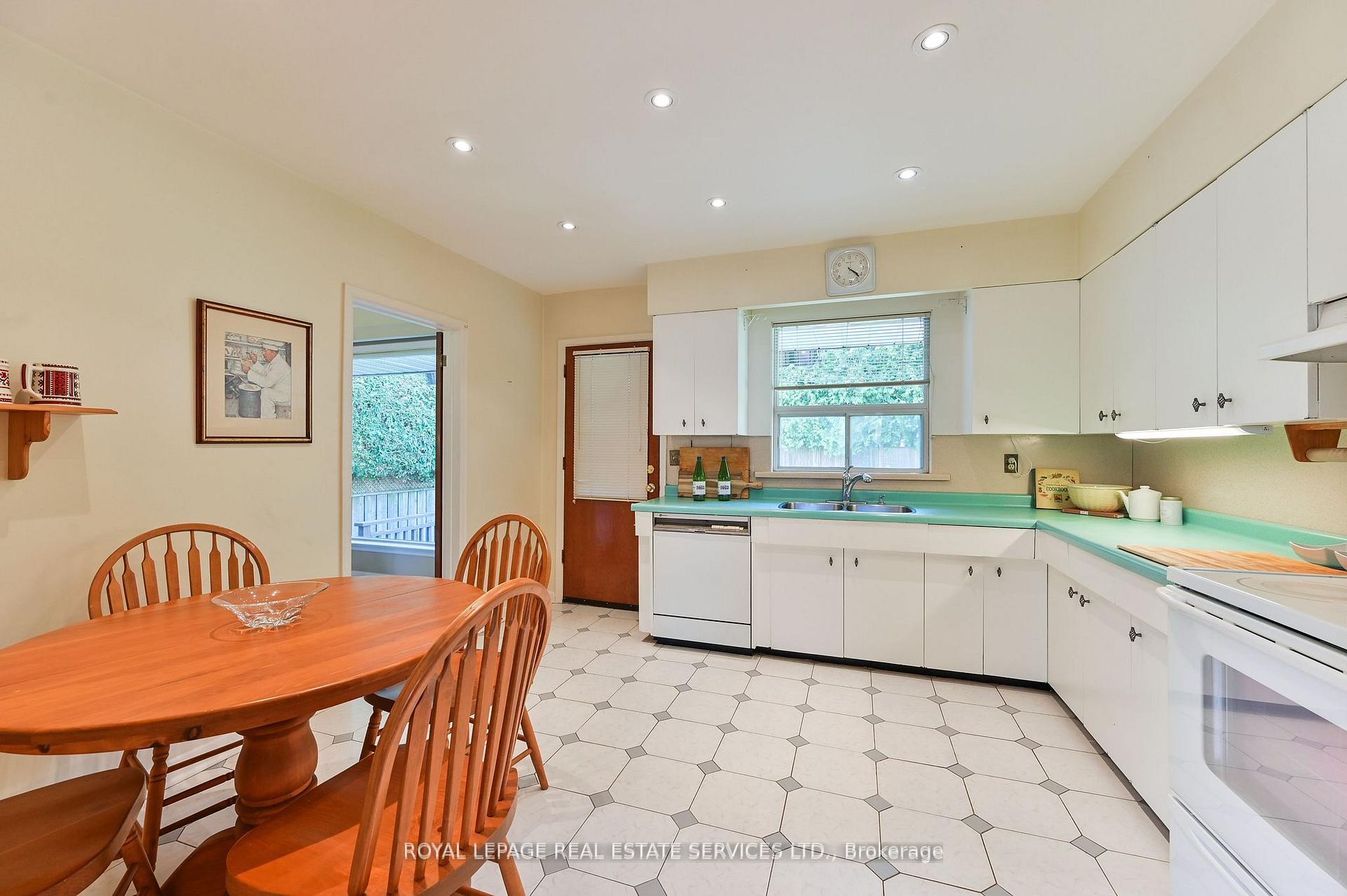 Photo 13 of 20 Munhall Road, Etobicoke, Humber Heights — HOMEH