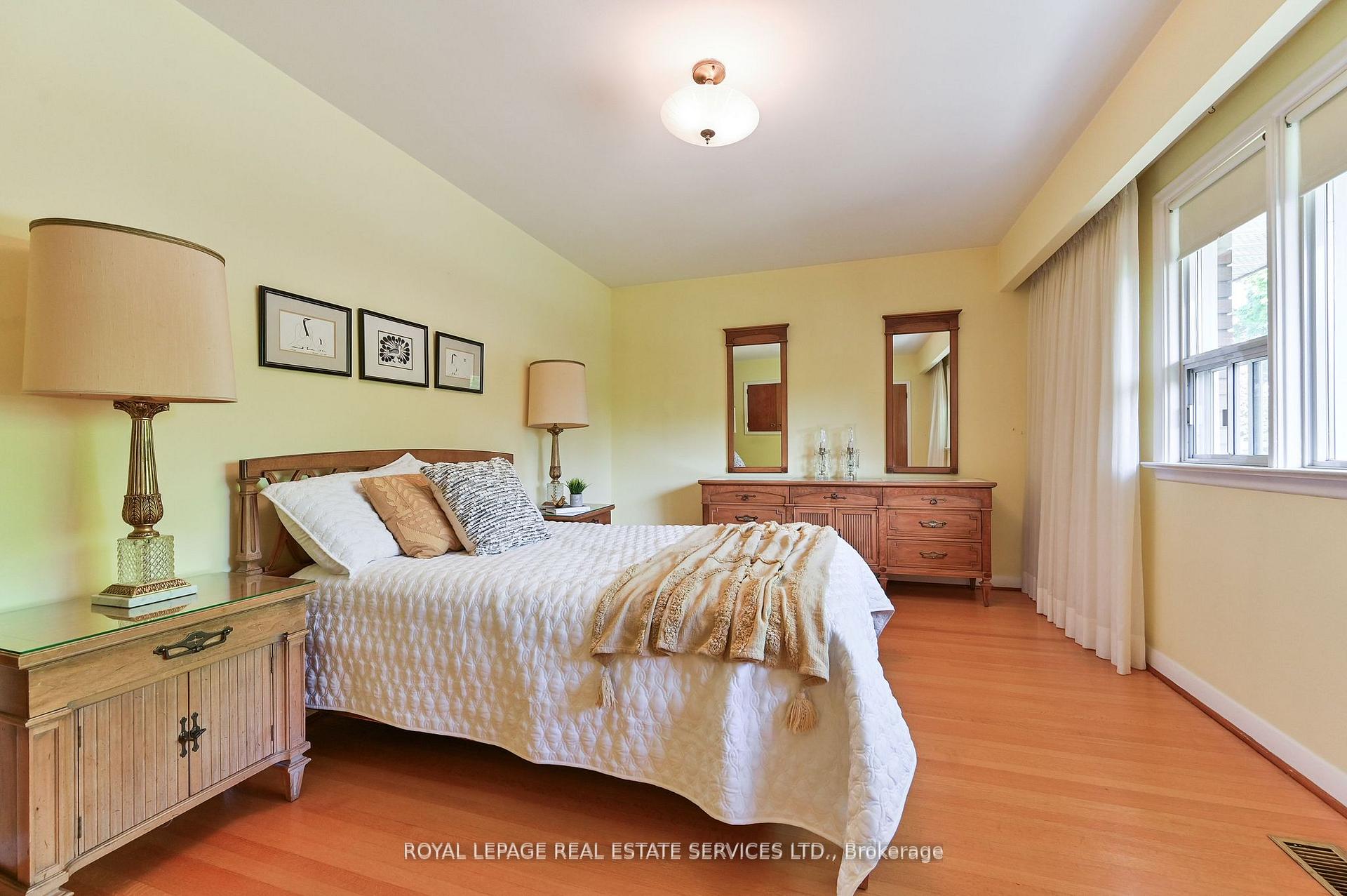 Photo 15 of 20 Munhall Road, Etobicoke, Humber Heights — HOMEH
