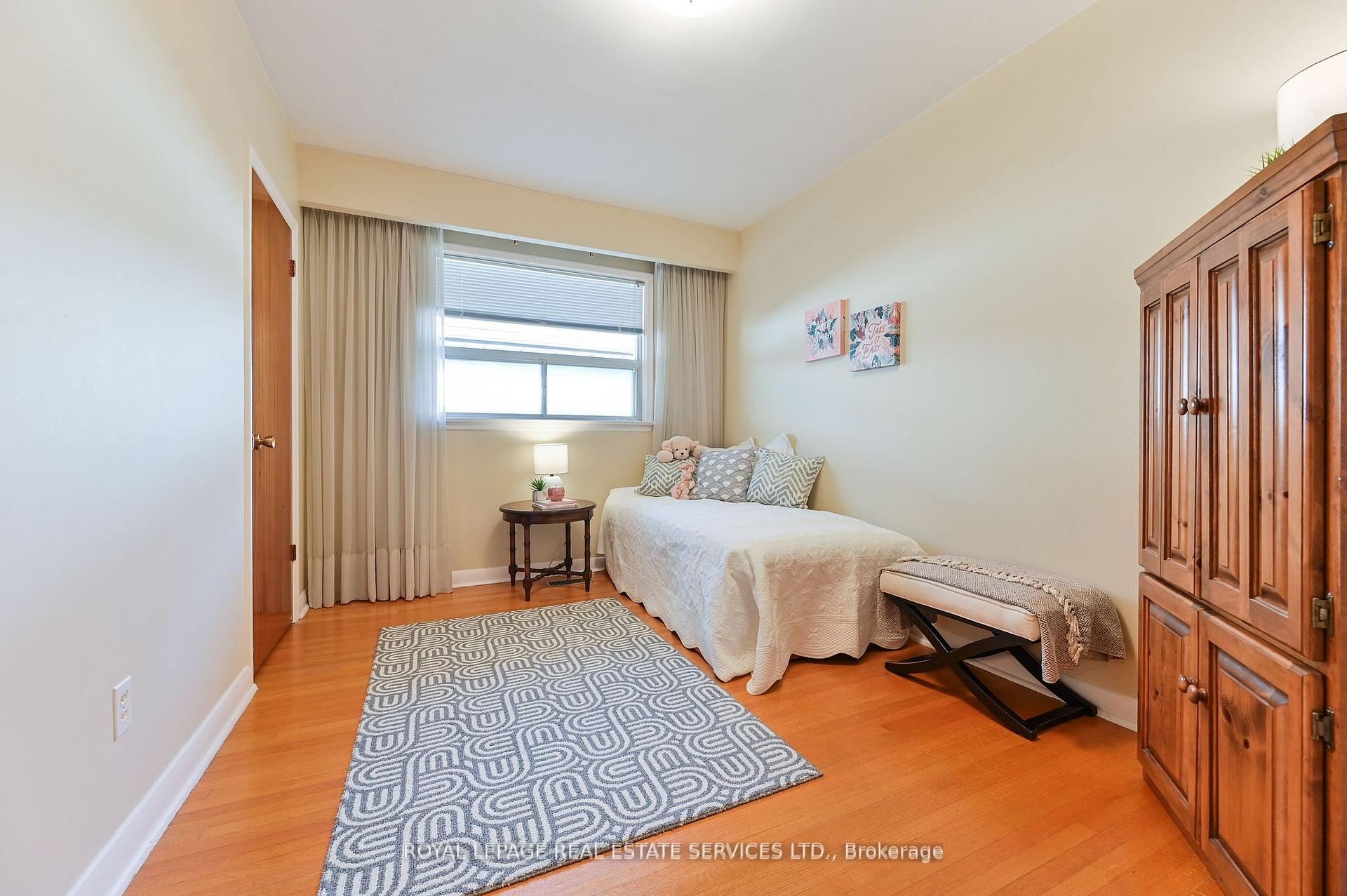Photo 18 of 20 Munhall Road, Etobicoke, Humber Heights — HOMEH