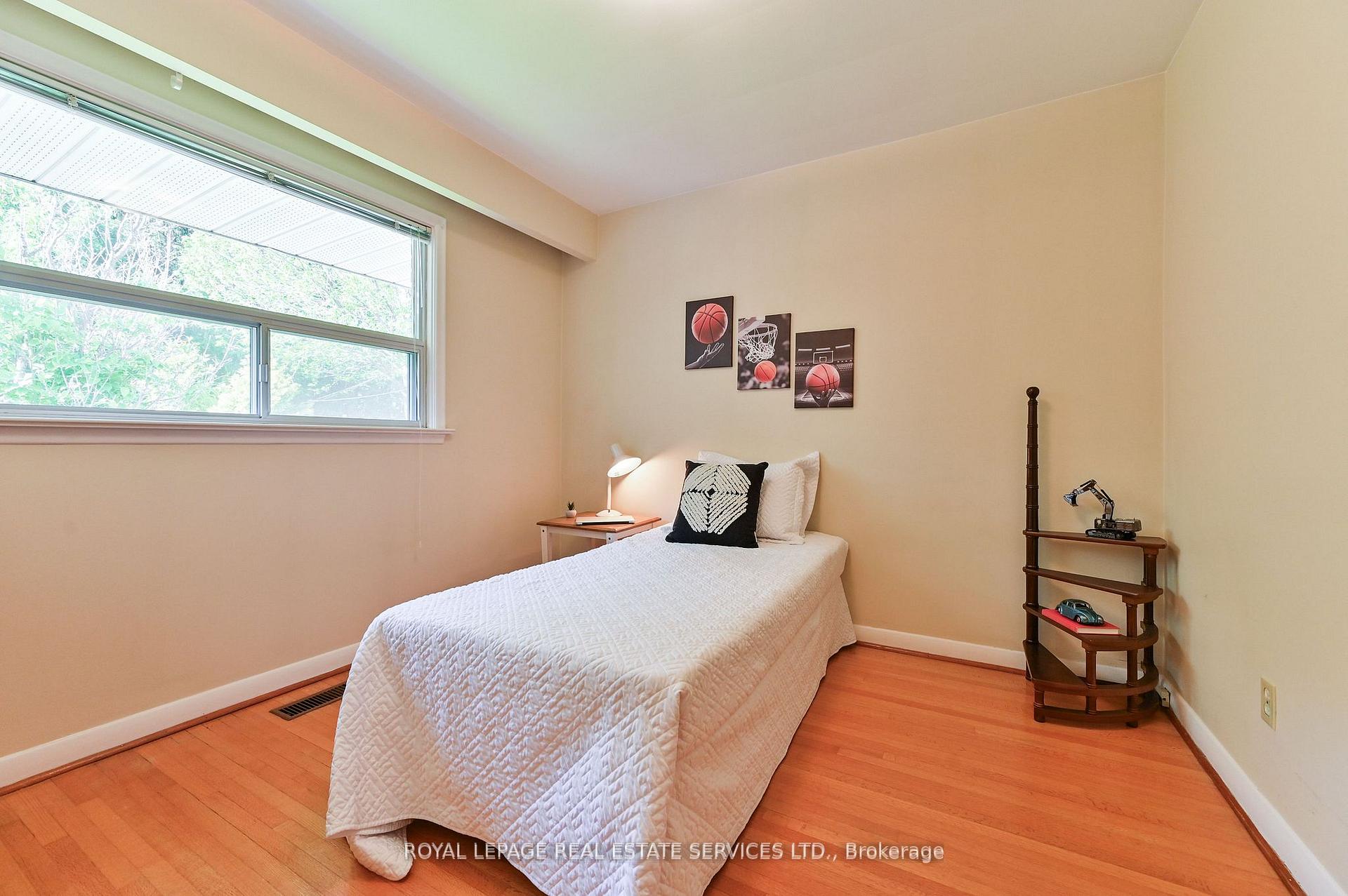 Photo 21 of 20 Munhall Road, Etobicoke, Humber Heights — HOMEH