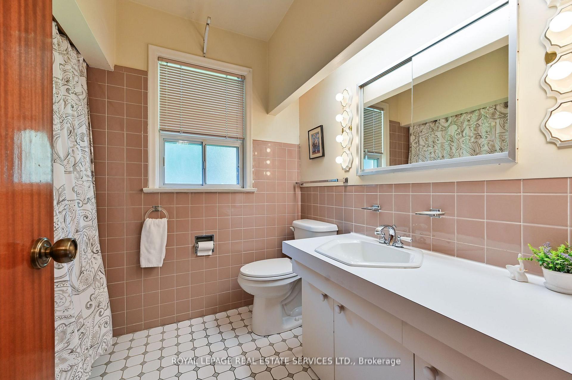Photo 23 of 20 Munhall Road, Etobicoke, Humber Heights — HOMEH
