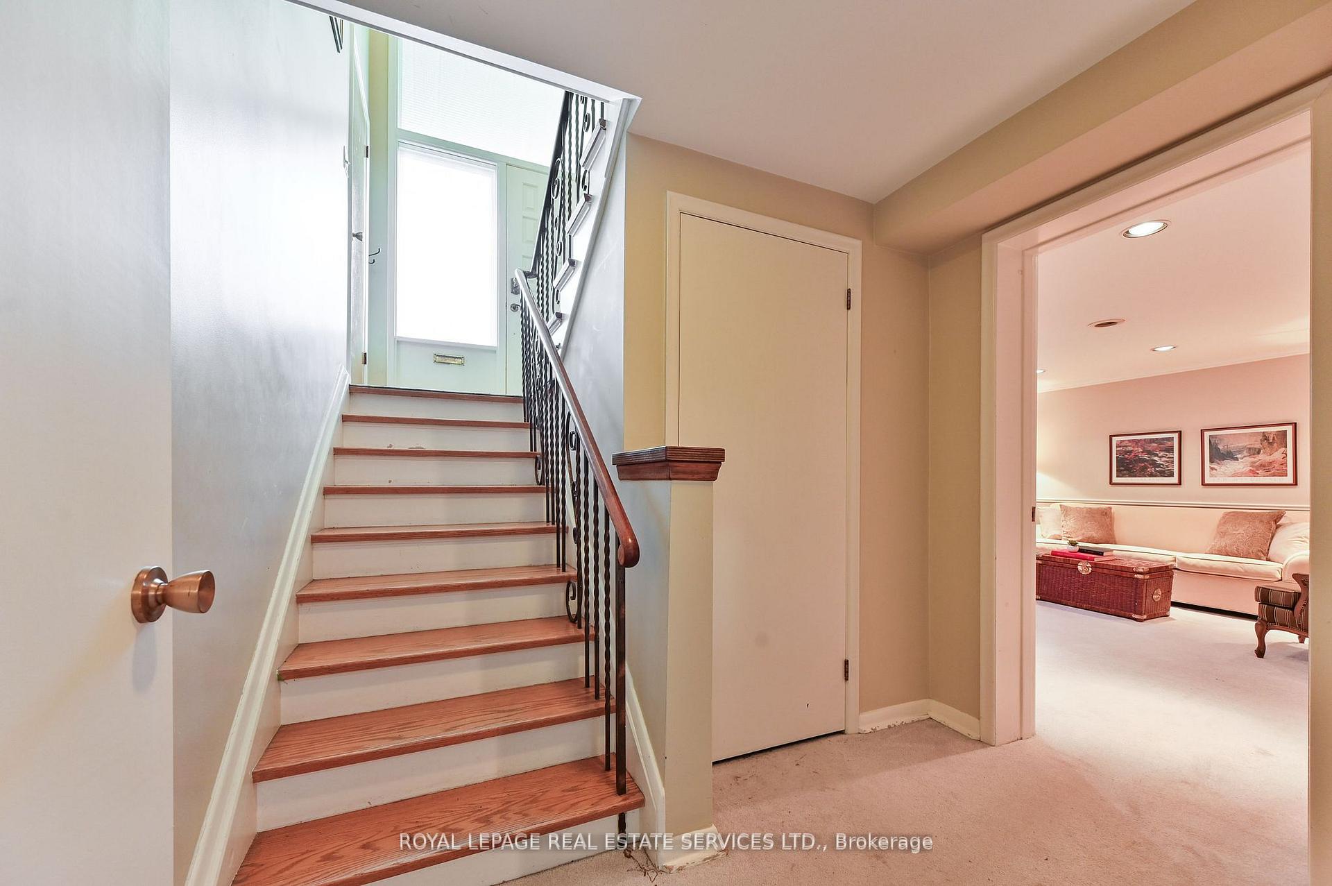 Photo 12 of 20 Munhall Road, Etobicoke, Humber Heights — HOMEH