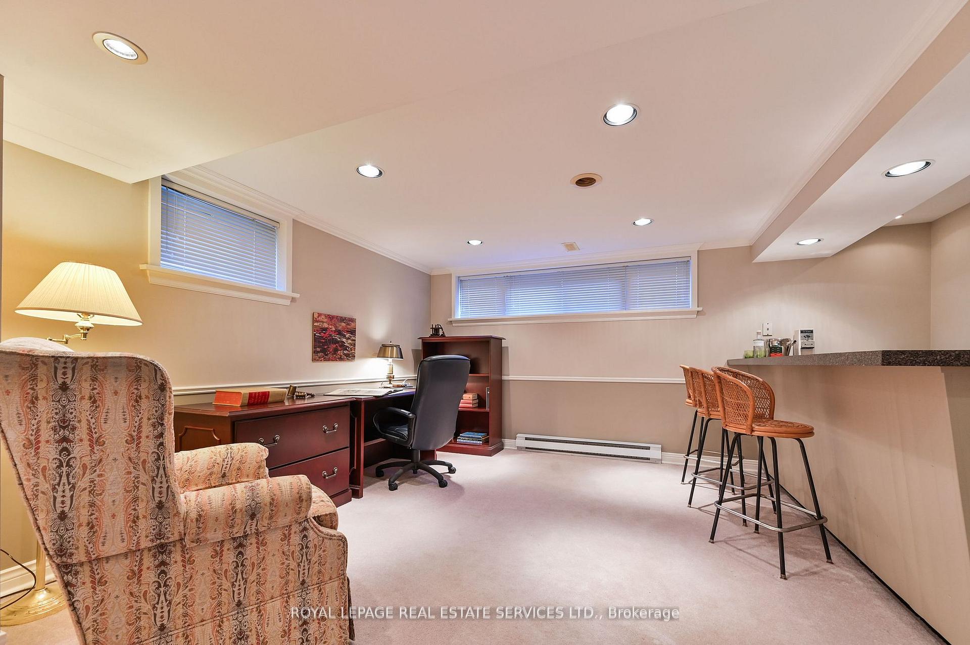 Photo 14 of 20 Munhall Road, Etobicoke, Humber Heights — HOMEH