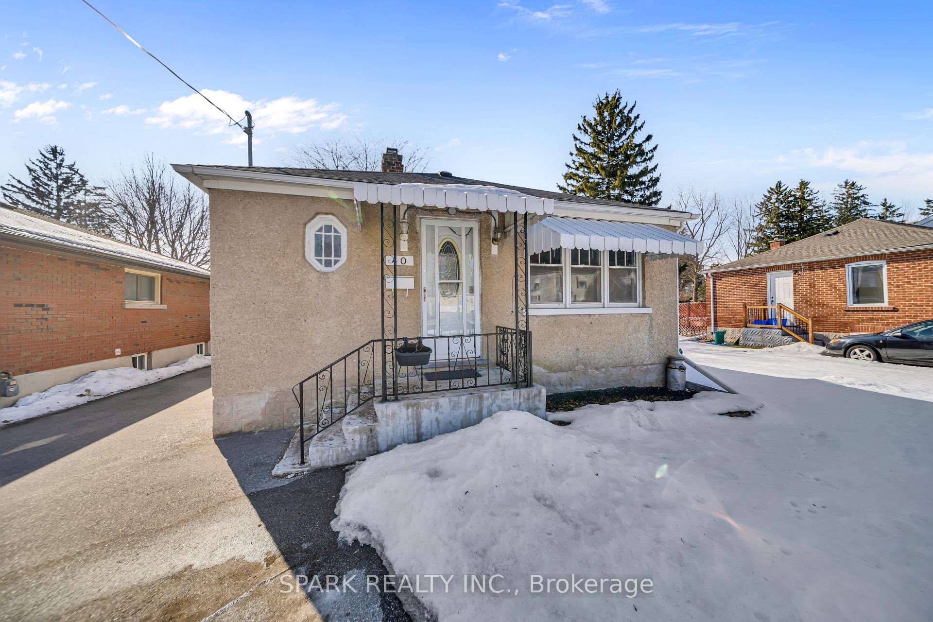 Front of 40 Elgin Street N