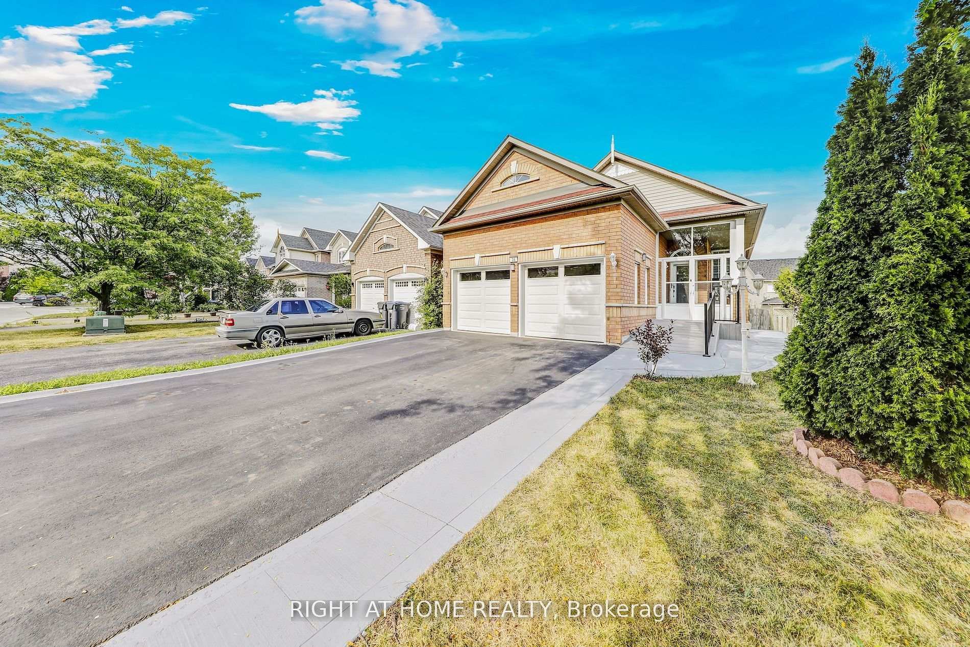 Photo 1 of 36 Hayloft Court, Brampton, Fletcher's Creek Village — HOMEH