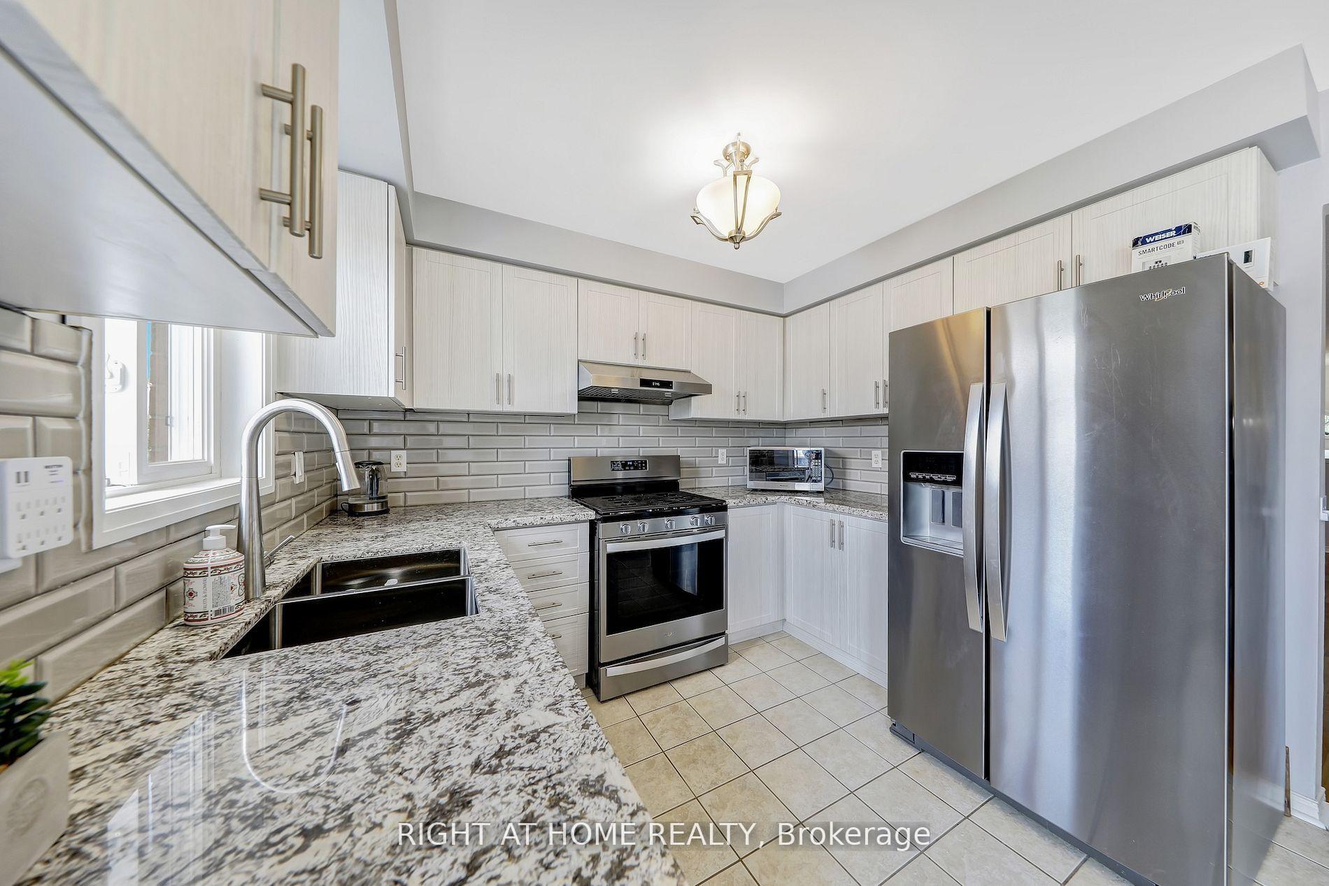 Photo 4 of 36 Hayloft Court, Brampton, Fletcher's Creek Village — HOMEH